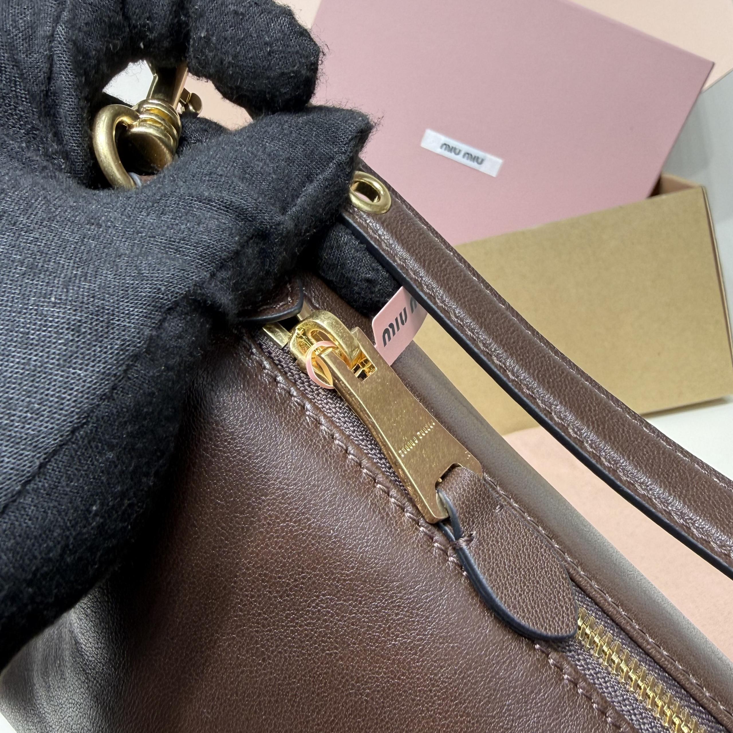 Top original order, 💰1190 counter quality, comes with gift box🎁 5NE841, new lunch box bag, vintage distressed vegetable soft sheepskin, iconic Miu logo on the front, cotton lining, ultra-light, large capacity, looks good with any combination, suitable for all seasons, size: bottom length 19cm, opening width 25.5cm, height 14cm, bottom width 10cm - Image 8