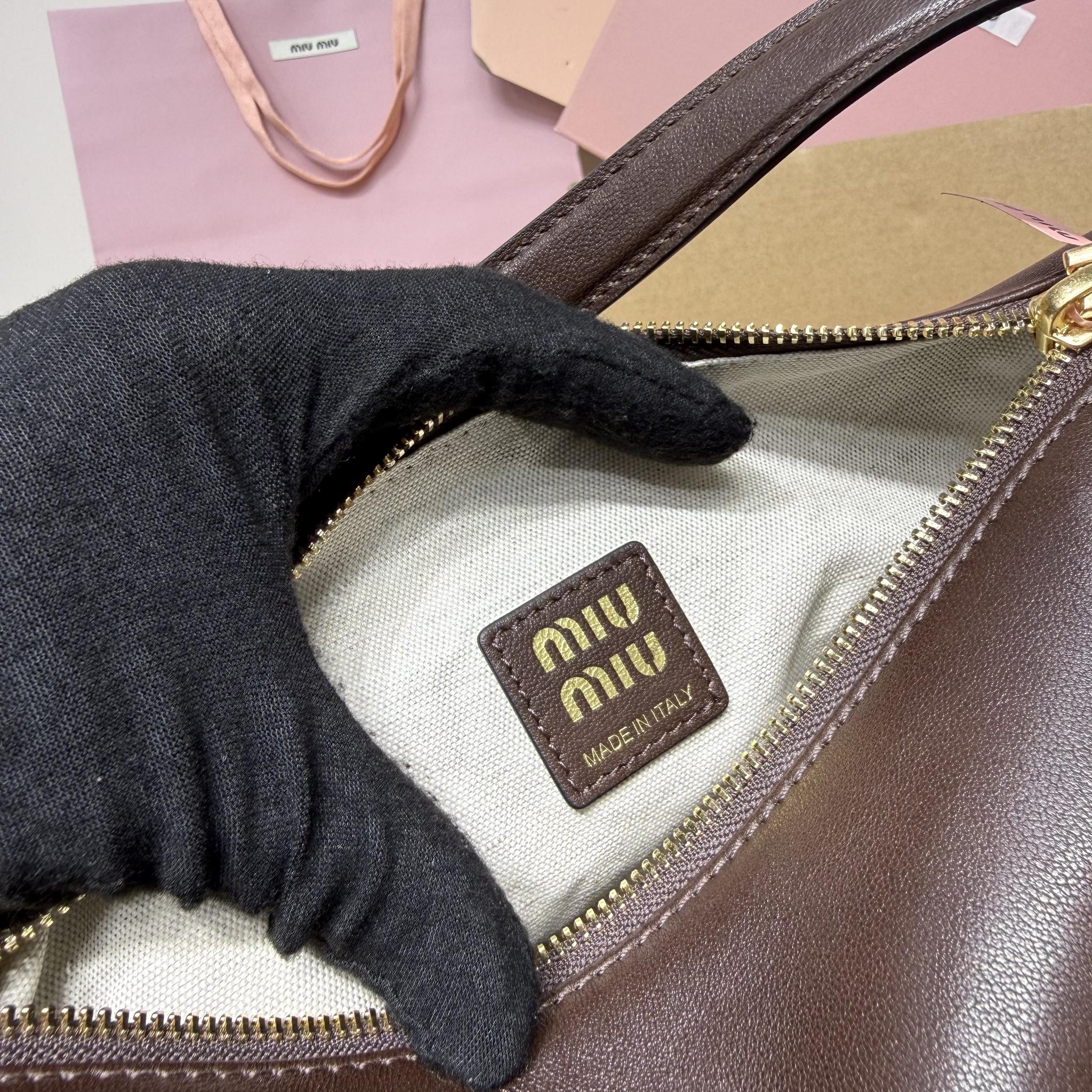 Top original order, 💰1190 counter quality, comes with gift box🎁 5NE841, new lunch box bag, vintage distressed vegetable soft sheepskin, iconic Miu logo on the front, cotton lining, ultra-light, large capacity, looks good with any combination, suitable for all seasons, size: bottom length 19cm, opening width 25.5cm, height 14cm, bottom width 10cm - Image 9