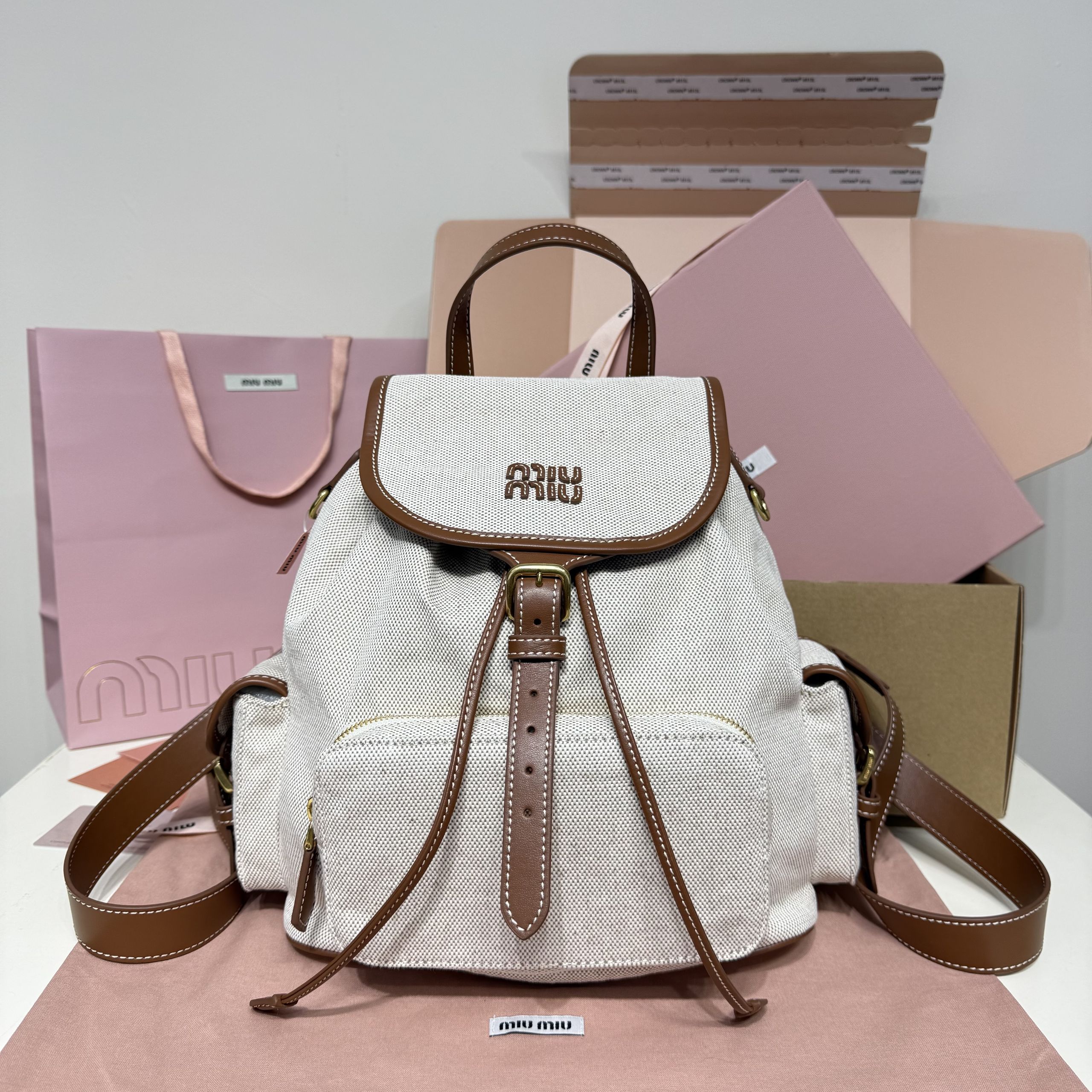Top original order, 💰1450 counter quality, comes with gift box🎁 MIU's new college-style backpack: 5BZ042, a perfect combination of canvas and high-quality calfskin, with a thick and wear-resistant linen blend lining