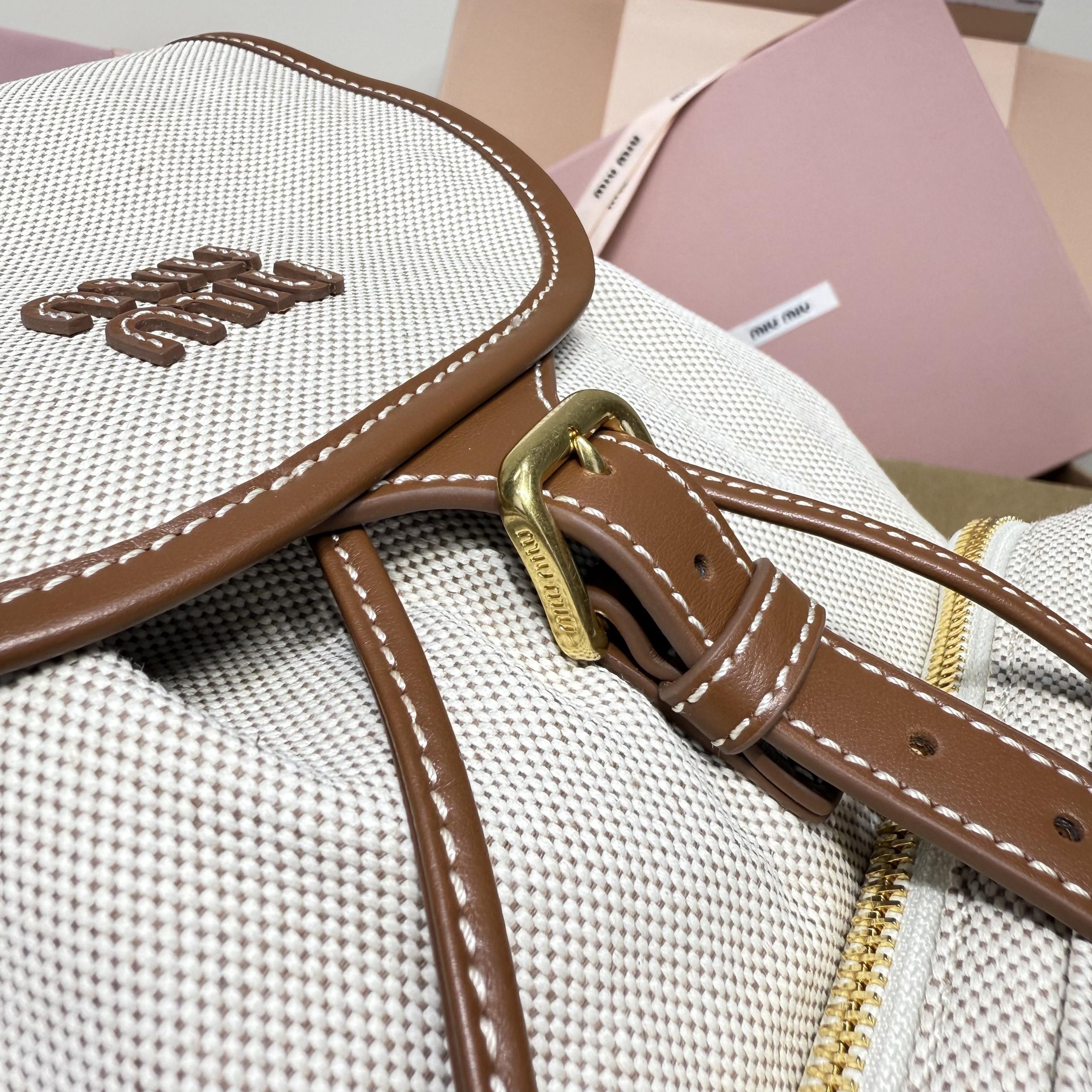 Top original order, 💰1450 counter quality, comes with gift box🎁 MIU's new college-style backpack: 5BZ042, a perfect combination of canvas and high-quality calfskin, with a thick and wear-resistant linen blend lining - Image 6