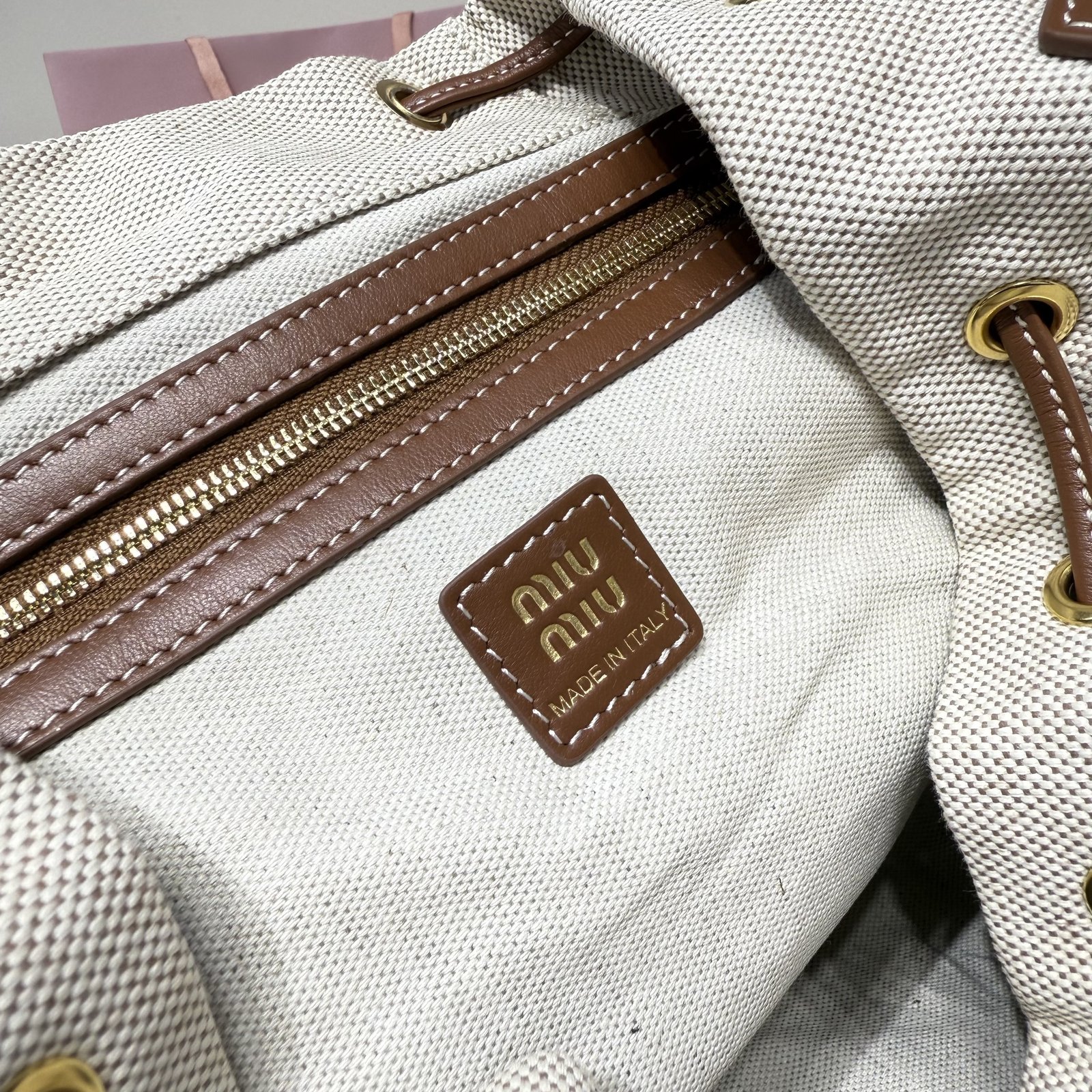Top original order, 💰1450 counter quality, comes with gift box🎁 MIU's new college-style backpack: 5BZ042, a perfect combination of canvas and high-quality calfskin, with a thick and wear-resistant linen blend lining - Image 9