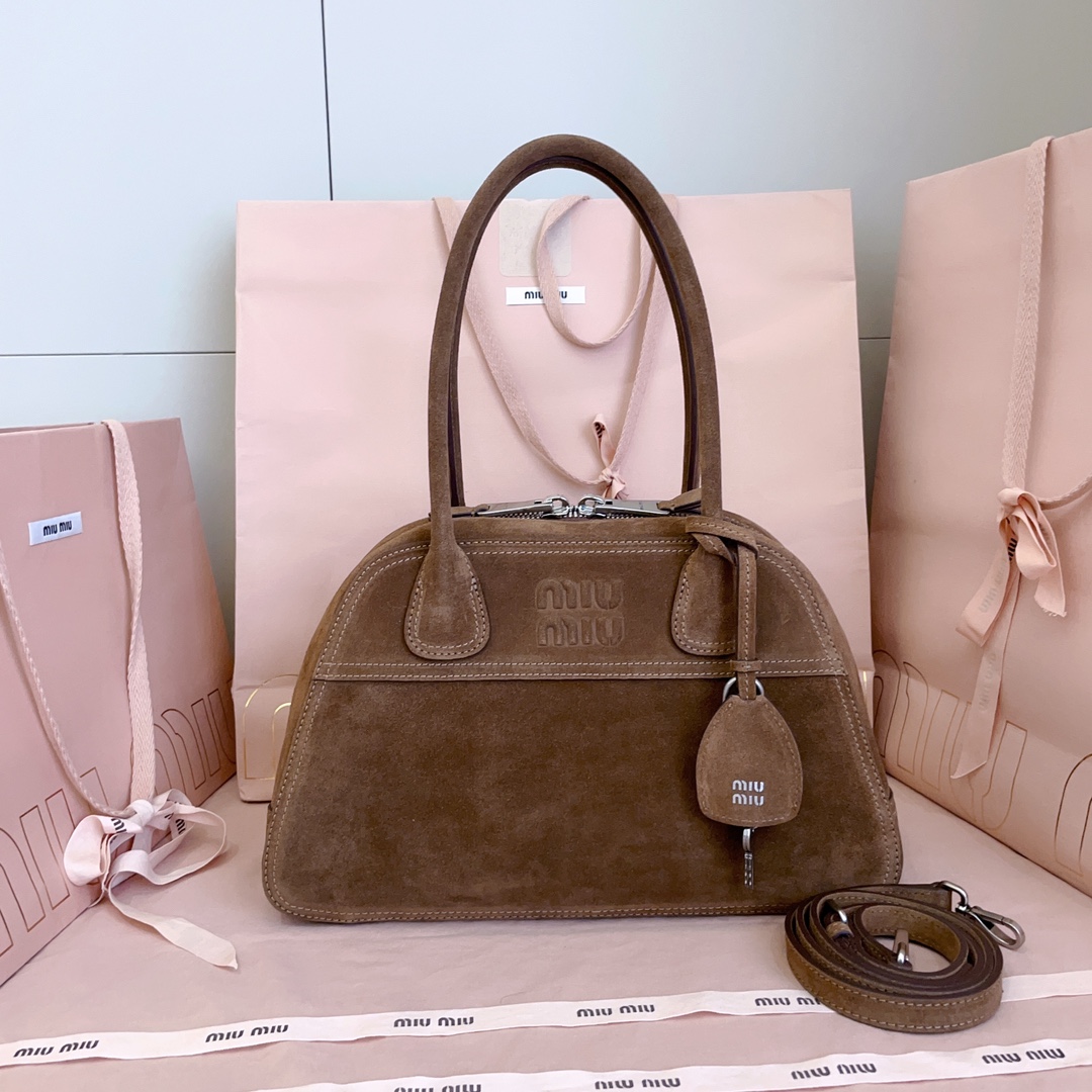 Top original order, 💰1450 counter quality suede leather 5BB199, the new hot-selling Vivant bowling bag, is made of suede, high-end leather, with a free and uninhibited sense of relaxation, exquisite outline, and neat line details