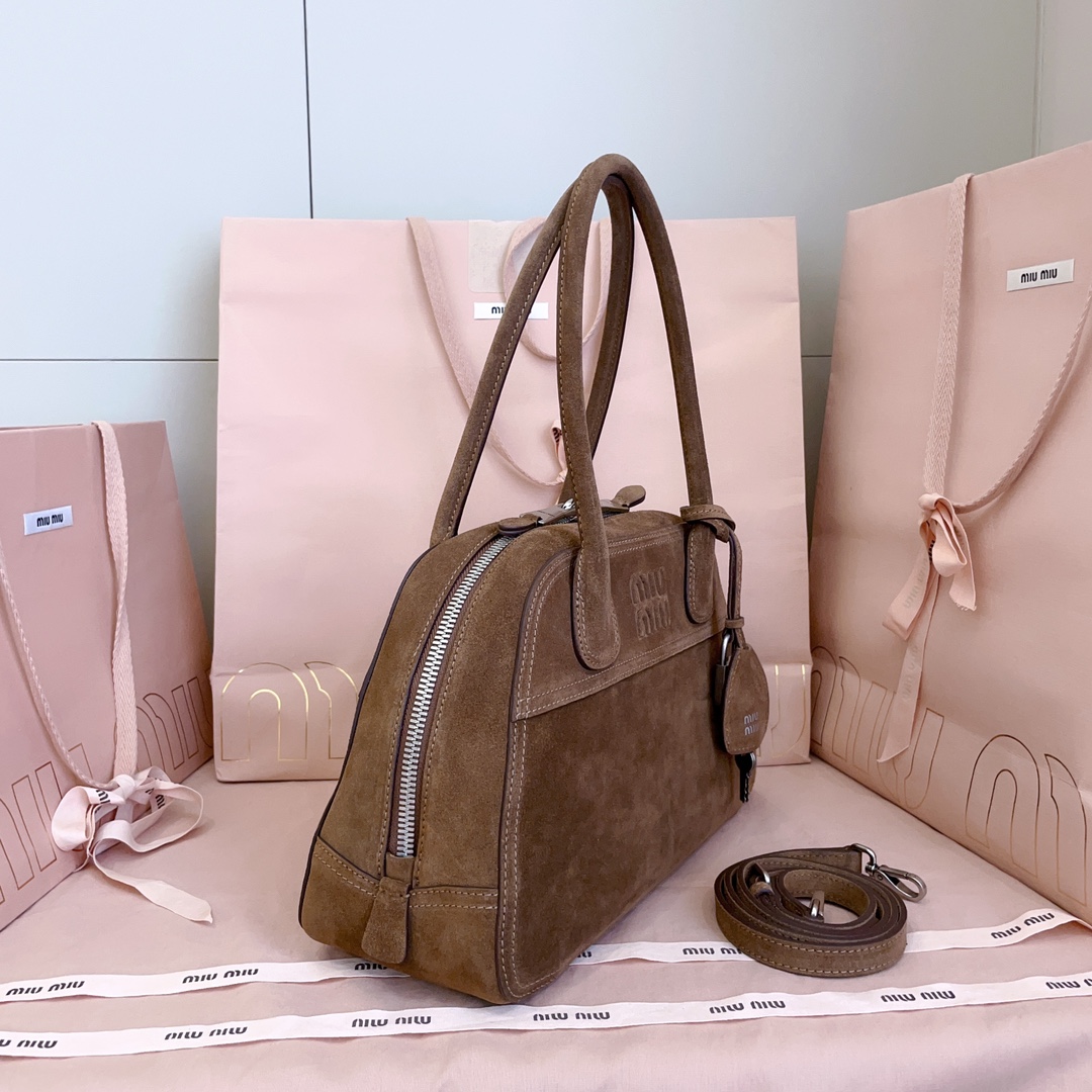 Top original order, 💰1450 counter quality suede leather 5BB199, the new hot-selling Vivant bowling bag, is made of suede, high-end leather, with a free and uninhibited sense of relaxation, exquisite outline, and neat line details - Image 2