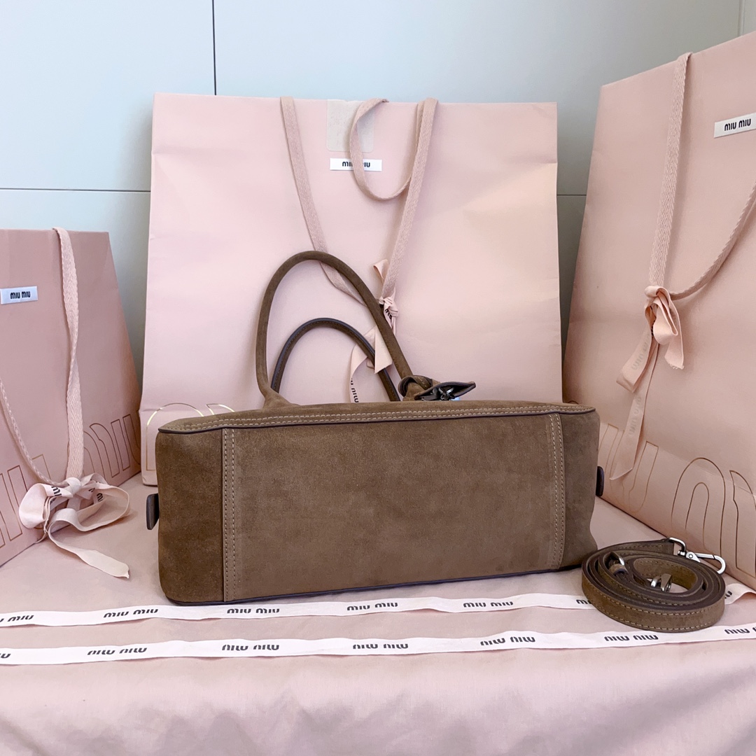 Top original order, 💰1450 counter quality suede leather 5BB199, the new hot-selling Vivant bowling bag, is made of suede, high-end leather, with a free and uninhibited sense of relaxation, exquisite outline, and neat line details - Image 4