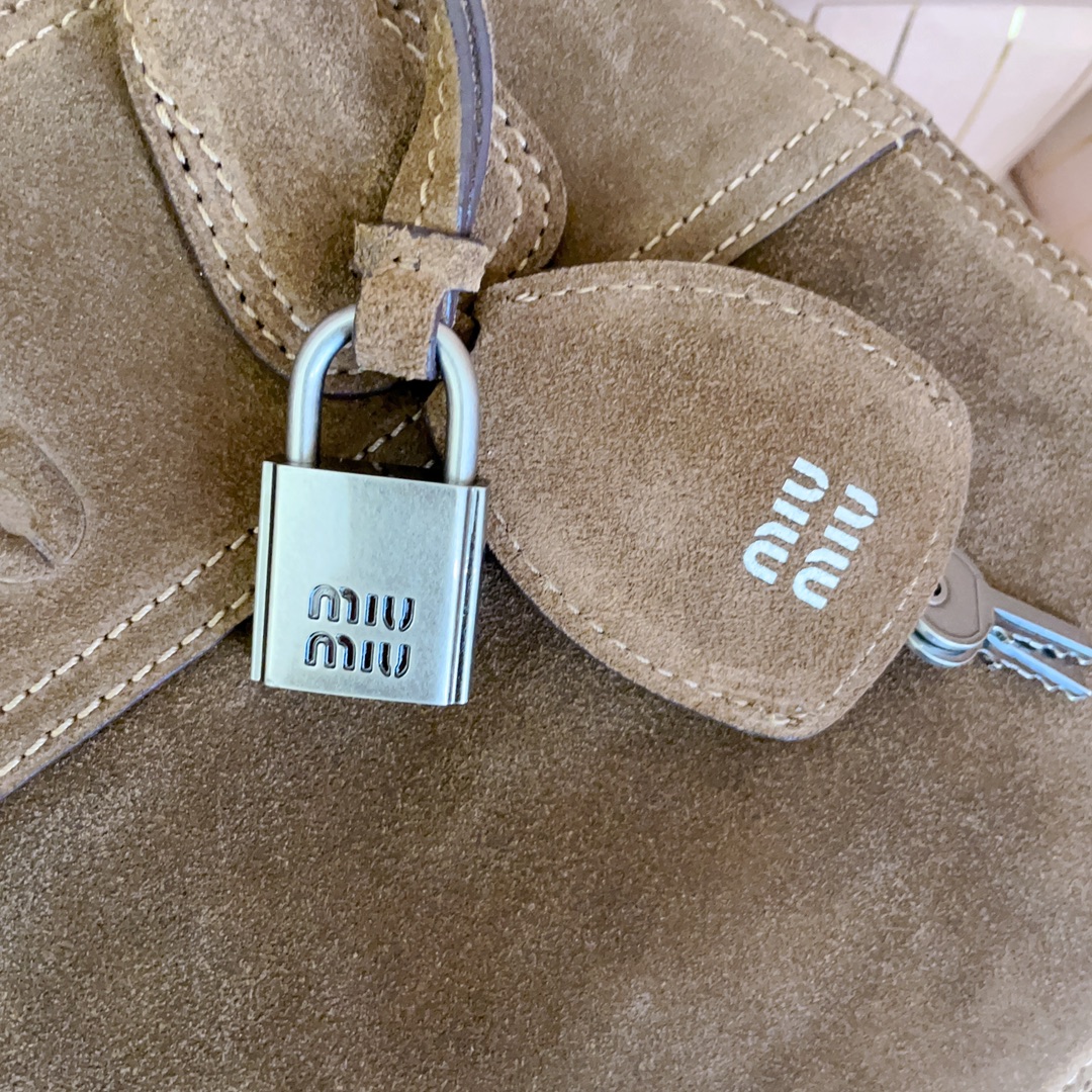Top original order, 💰1450 counter quality suede leather 5BB199, the new hot-selling Vivant bowling bag, is made of suede, high-end leather, with a free and uninhibited sense of relaxation, exquisite outline, and neat line details - Image 5