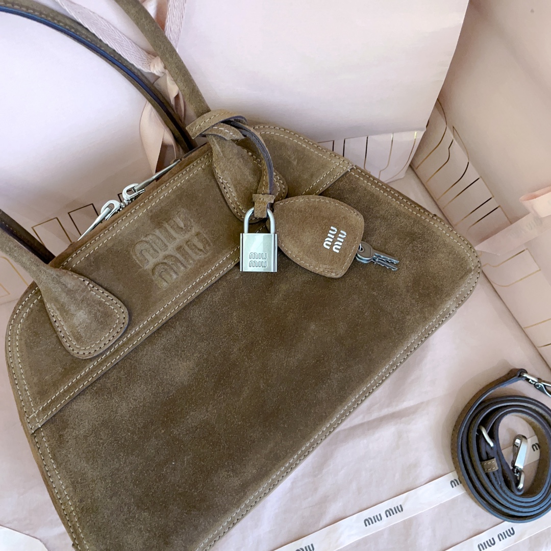 Top original order, 💰1450 counter quality suede leather 5BB199, the new hot-selling Vivant bowling bag, is made of suede, high-end leather, with a free and uninhibited sense of relaxation, exquisite outline, and neat line details - Image 7