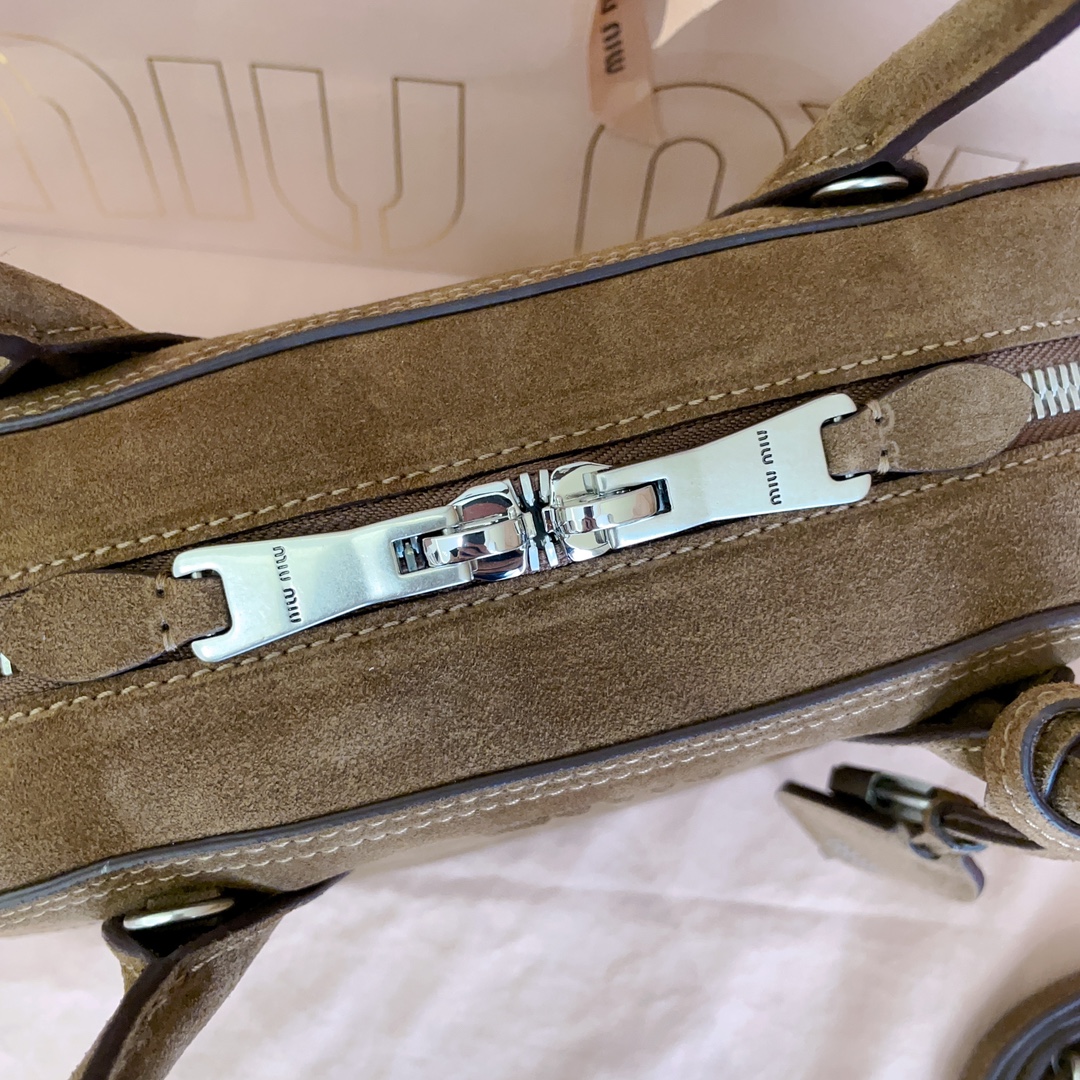 Top original order, 💰1450 counter quality suede leather 5BB199, the new hot-selling Vivant bowling bag, is made of suede, high-end leather, with a free and uninhibited sense of relaxation, exquisite outline, and neat line details - Image 8