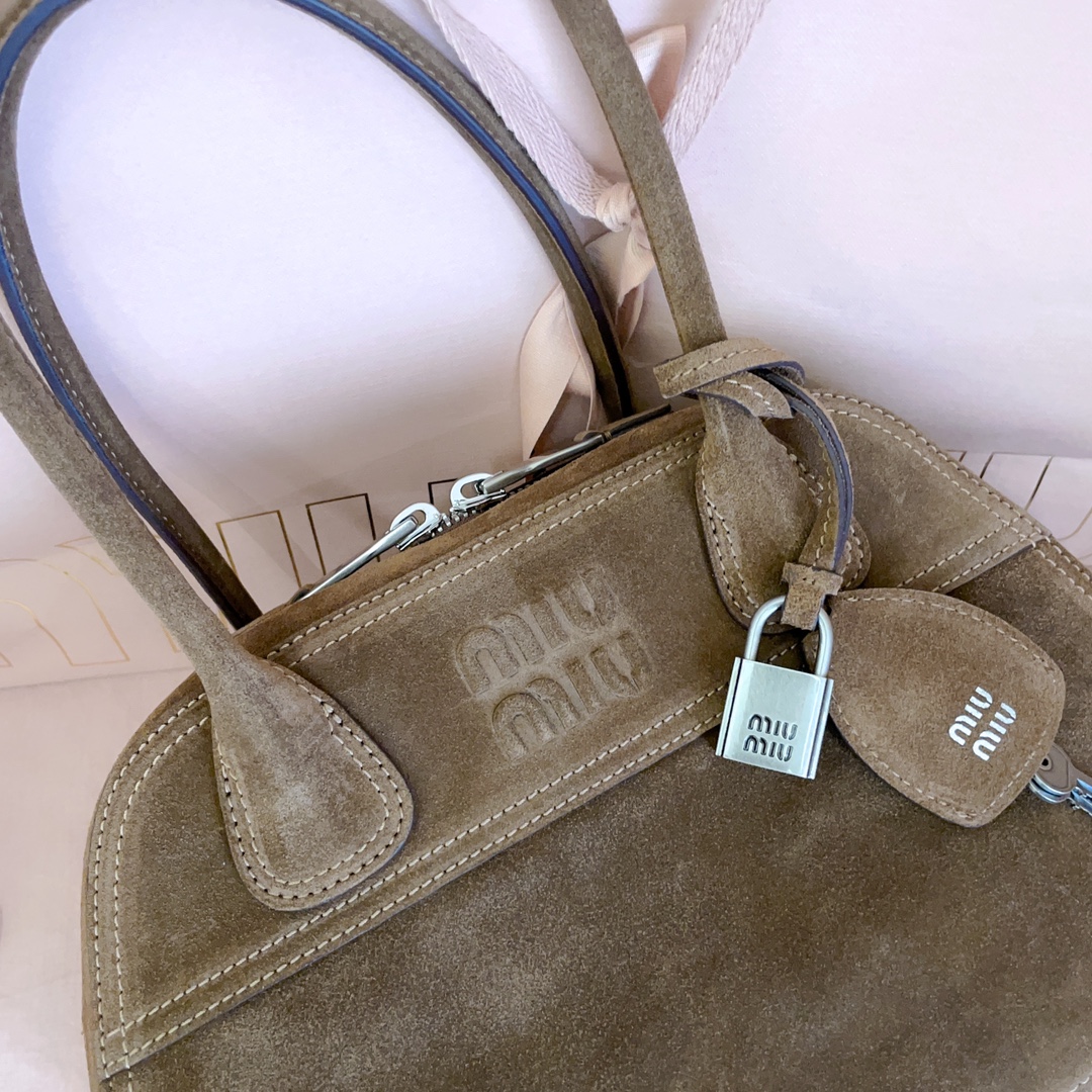 Top original order, 💰1450 counter quality suede leather 5BB199, the new hot-selling Vivant bowling bag, is made of suede, high-end leather, with a free and uninhibited sense of relaxation, exquisite outline, and neat line details - Image 6