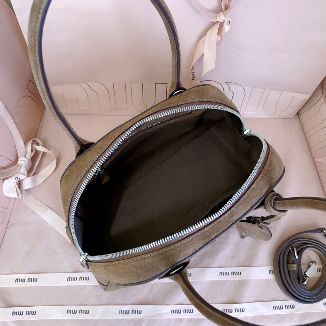 Top original order, 💰1450 counter quality suede leather 5BB199, the new hot-selling Vivant bowling bag, is made of suede, high-end leather, with a free and uninhibited sense of relaxation, exquisite outline, and neat line details - Image 9
