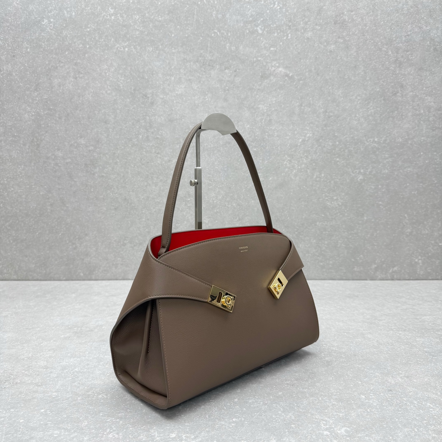 ππο½Medium/Brown Redο½Out πππ§π§ππππ’π€ ππͺπ π¨π€ππ© π½ππ Recently, I have been completely obsessed with this Ferragamo Hug bag - Image 2