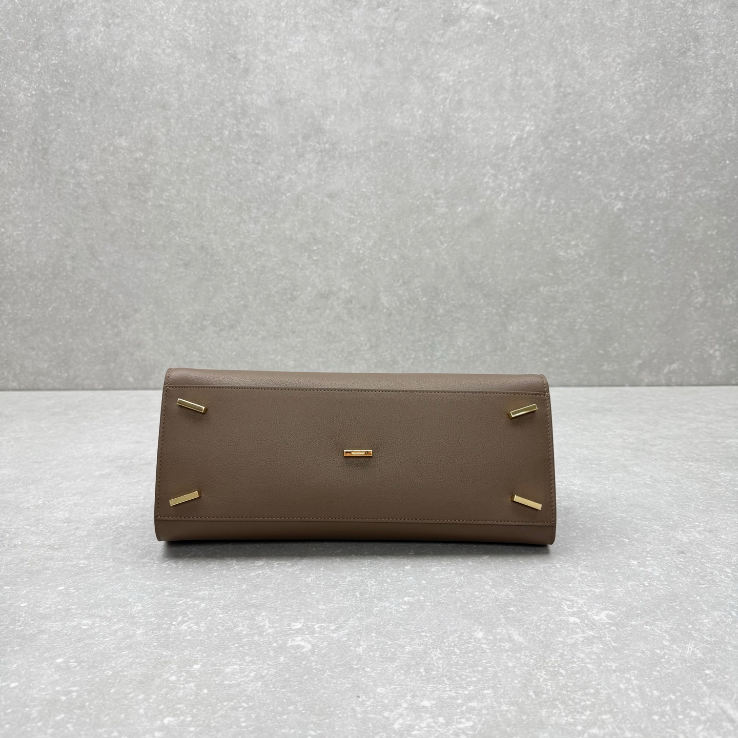 ππο½Medium/Brown Redο½Out πππ§π§ππππ’π€ ππͺπ π¨π€ππ© π½ππ Recently, I have been completely obsessed with this Ferragamo Hug bag - Image 4