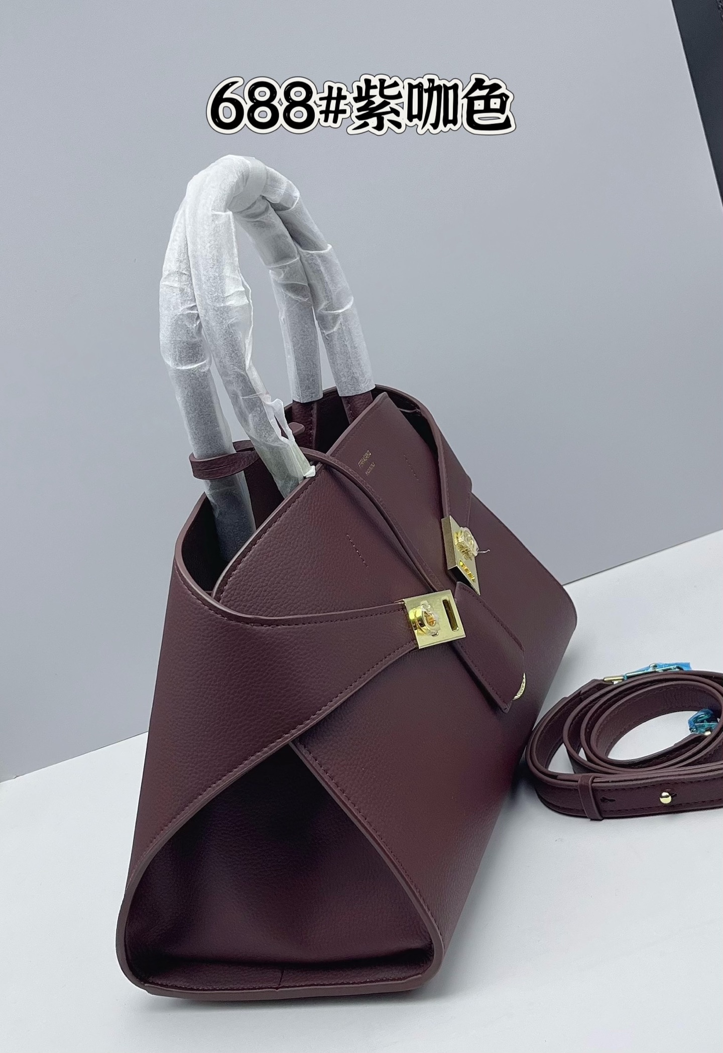 🛍🛍Purple coffee color first batch released FERRAGAM^Hug gloves The most popular bag in autumn and winter must have a place - Image 5