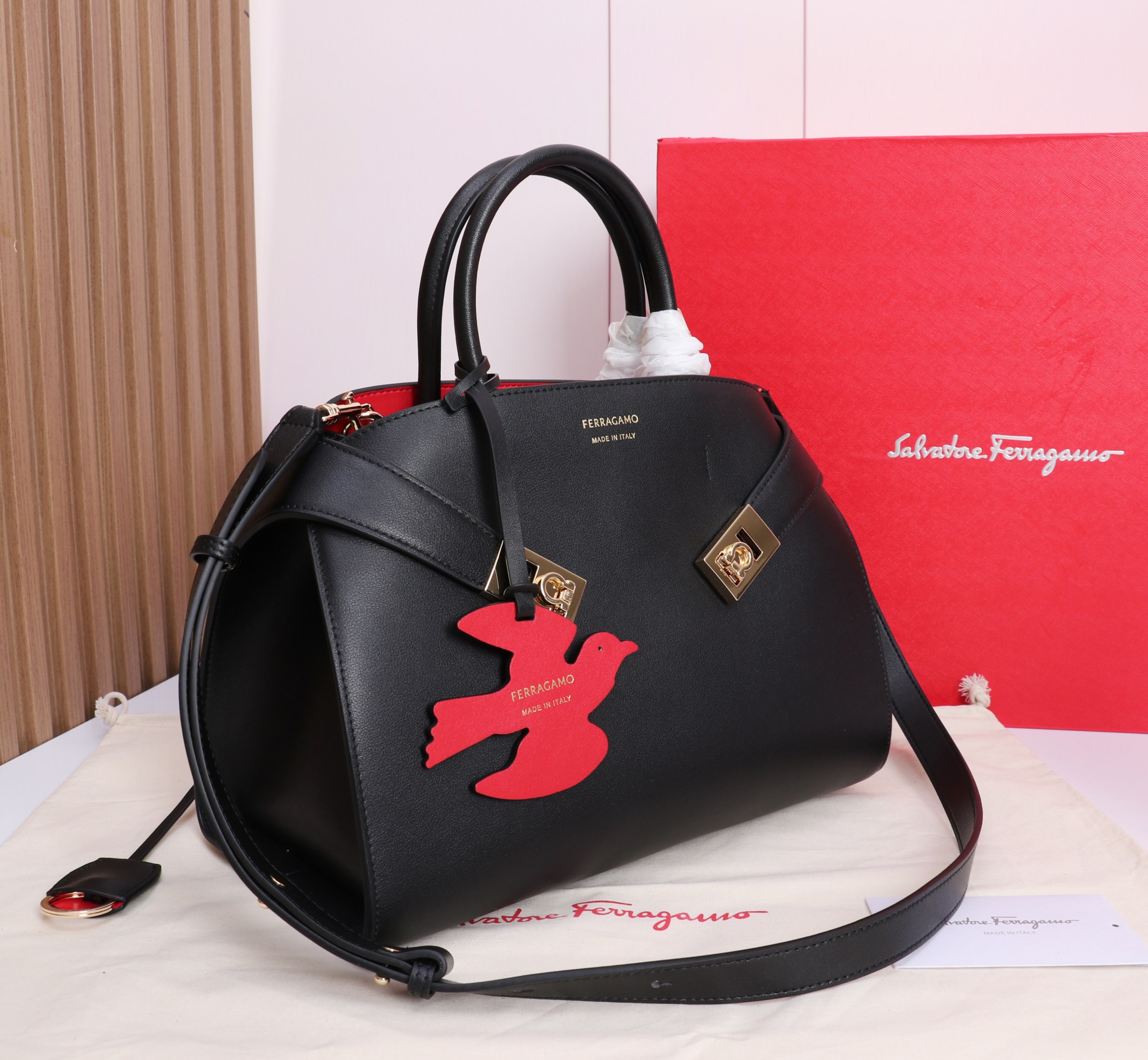 🛍️🛍️{Black with red} FERRAGAM^Hug gloves The most popular bag in autumn and winter, Hug must have a place - Image 2