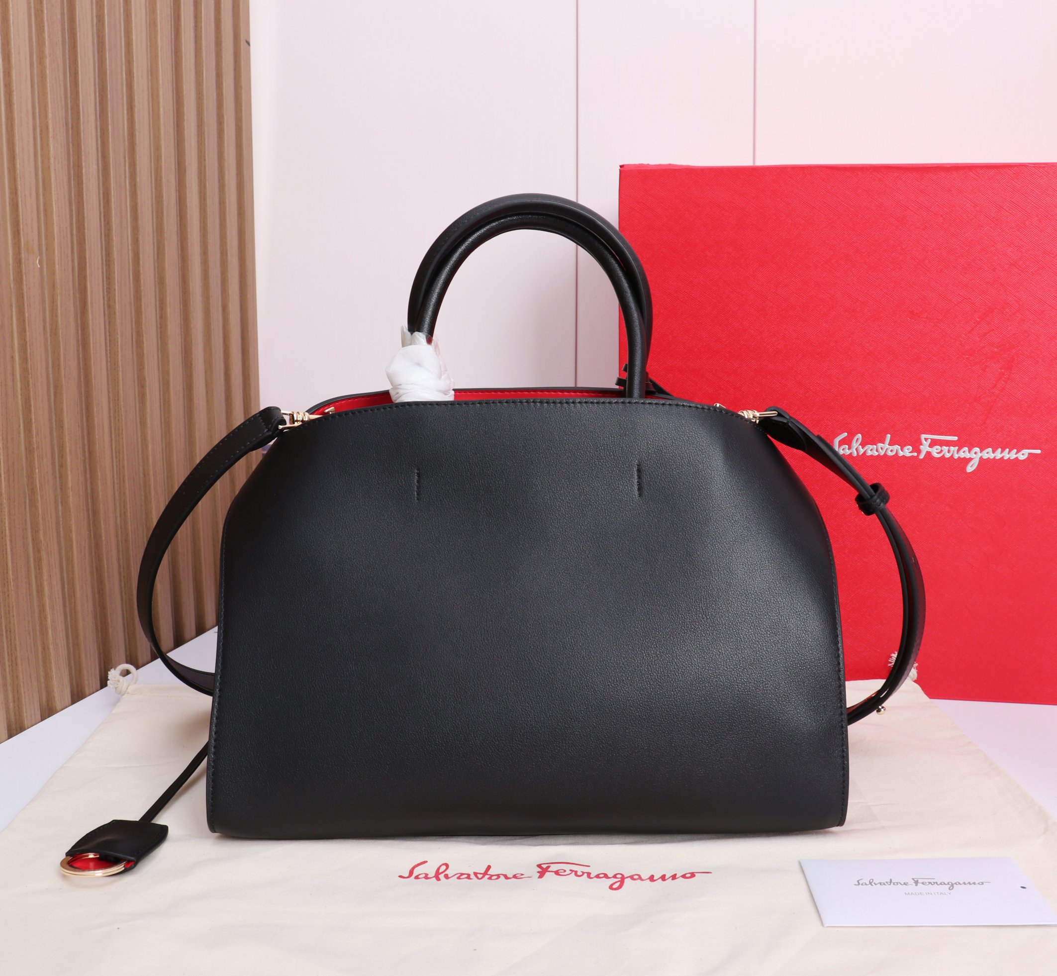 🛍️🛍️{Black with red} FERRAGAM^Hug gloves The most popular bag in autumn and winter, Hug must have a place - Image 3