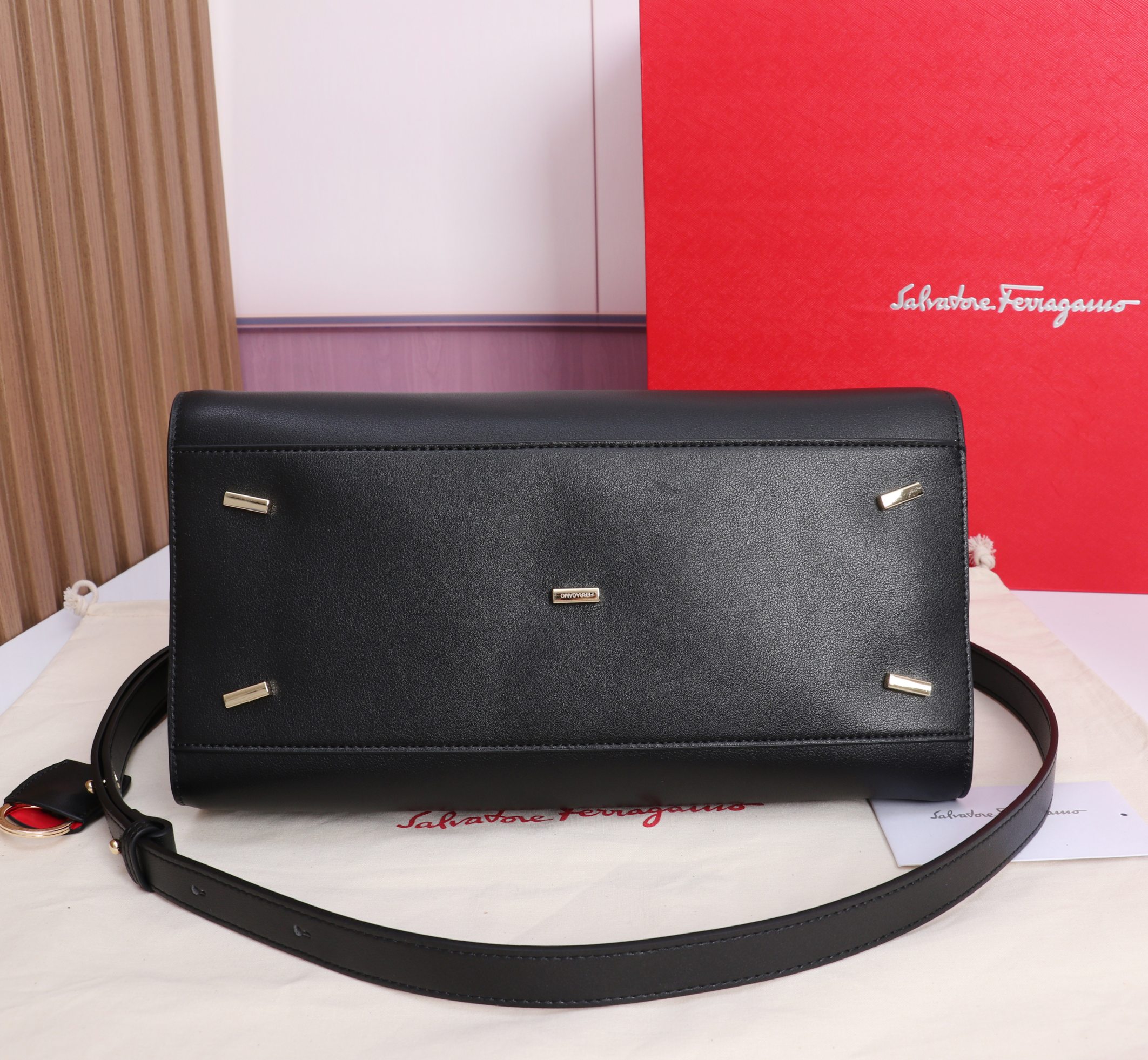 🛍️🛍️{Black with red} FERRAGAM^Hug gloves The most popular bag in autumn and winter, Hug must have a place - Image 4