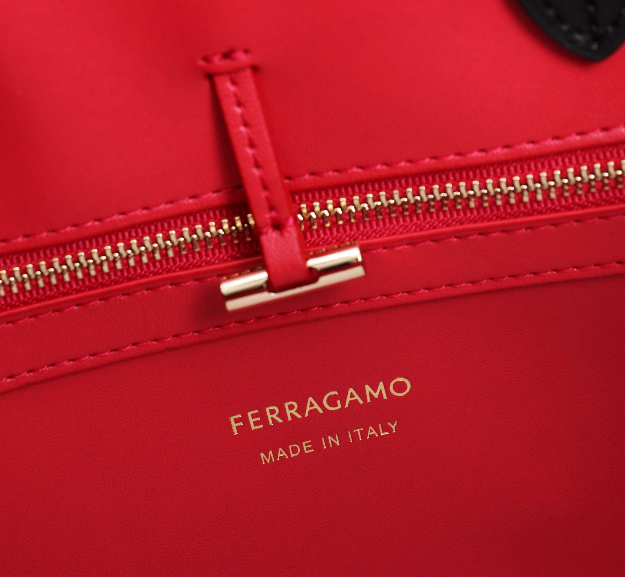 🛍️🛍️{Black with red} FERRAGAM^Hug gloves The most popular bag in autumn and winter, Hug must have a place - Image 7