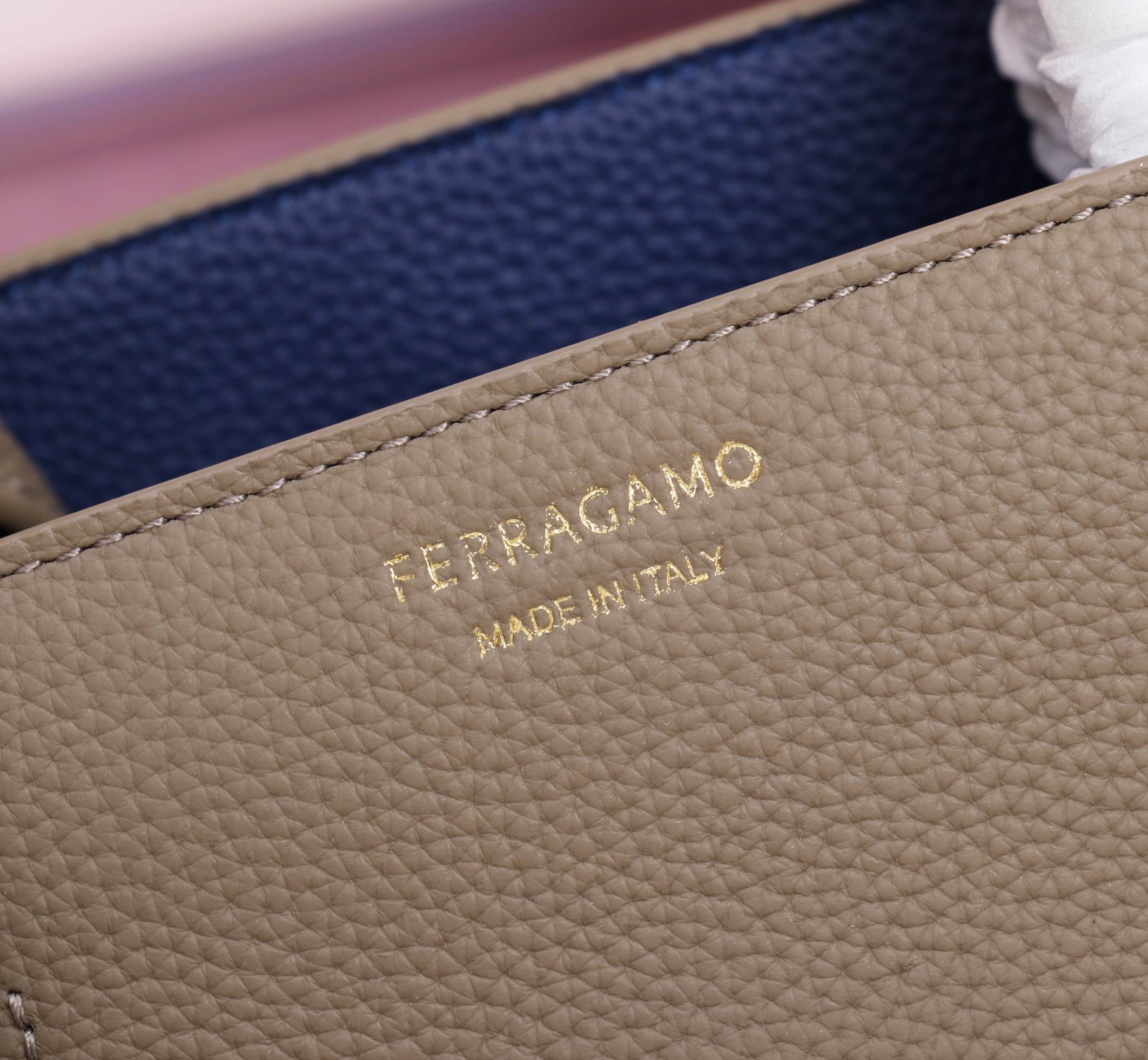 🛍️🛍️{Earth color with blue} FERRAGAM^Hug gloves The most popular bag in autumn and winter, Hug must have a place - Image 6