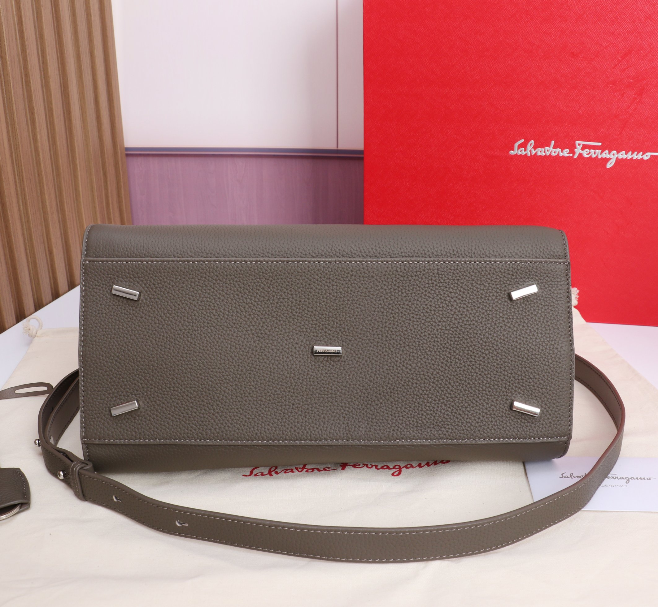 🛍️🛍️{Elephant Gray} FERRAGAM^Hug gloves The most popular bag in autumn and winter, Hug must have a place - Image 4