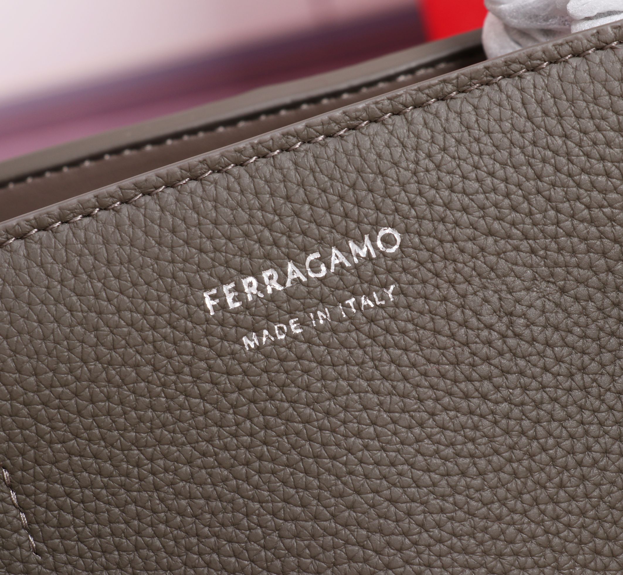 🛍️🛍️{Elephant Gray} FERRAGAM^Hug gloves The most popular bag in autumn and winter, Hug must have a place - Image 6