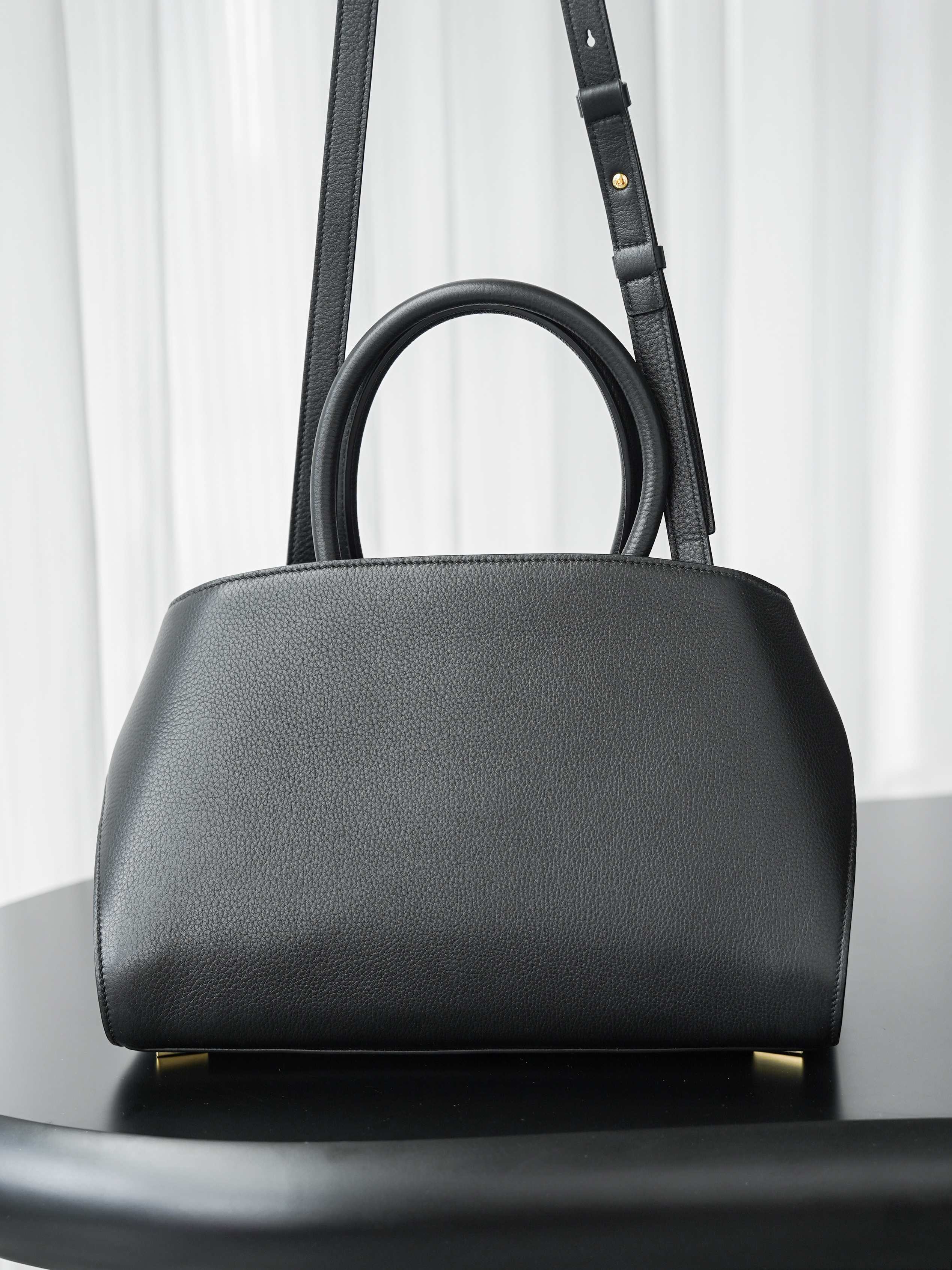 Ferragamo, the same model recommended by all the stars "hug bag" 205608💫The new "HUG" is translated as "hug" - Image 4