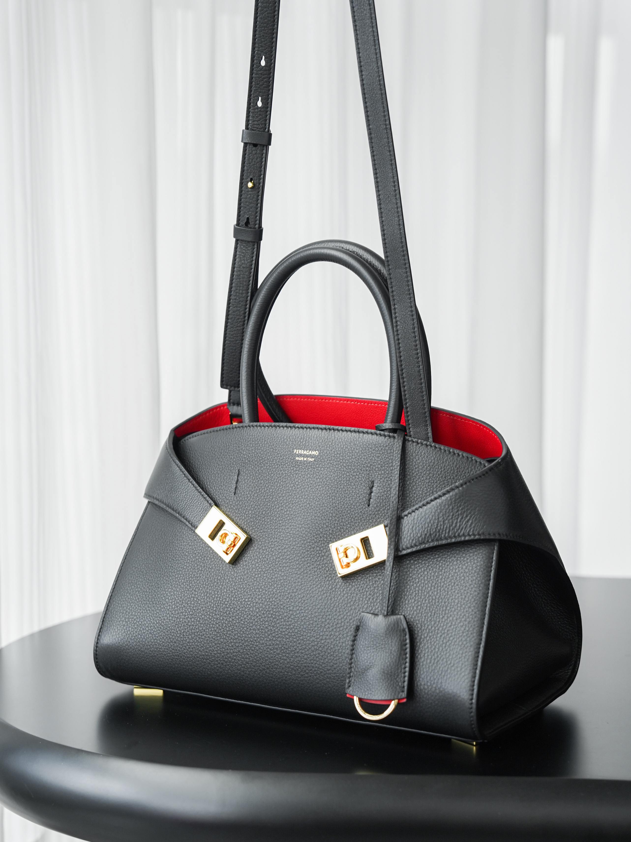 Ferragamo, the same model recommended by all the stars "hug bag" 205608💫The new "HUG" is translated as "hug" - Image 2