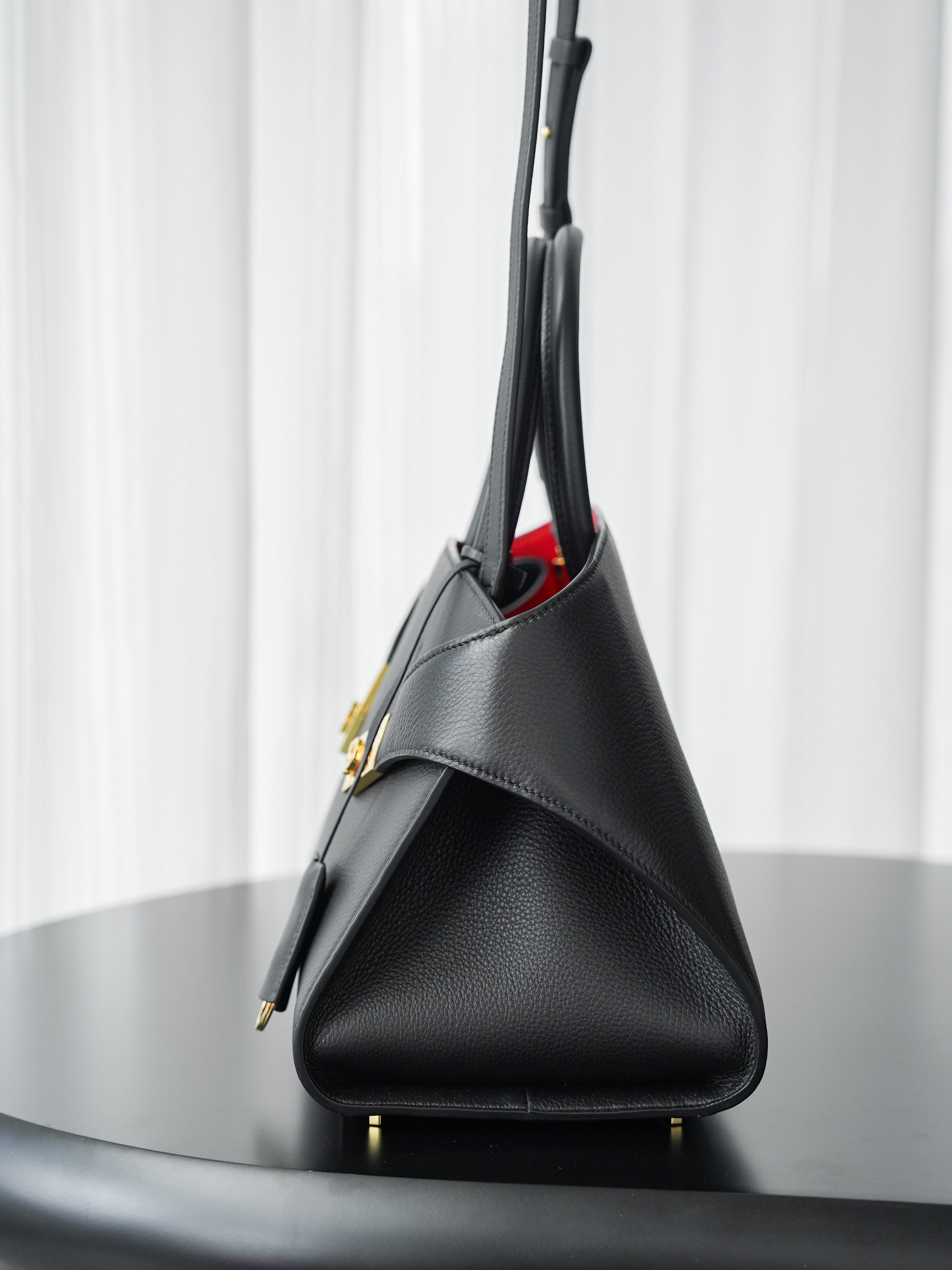 Ferragamo, the same model recommended by all the stars "hug bag" 205608💫The new "HUG" is translated as "hug" - Image 3