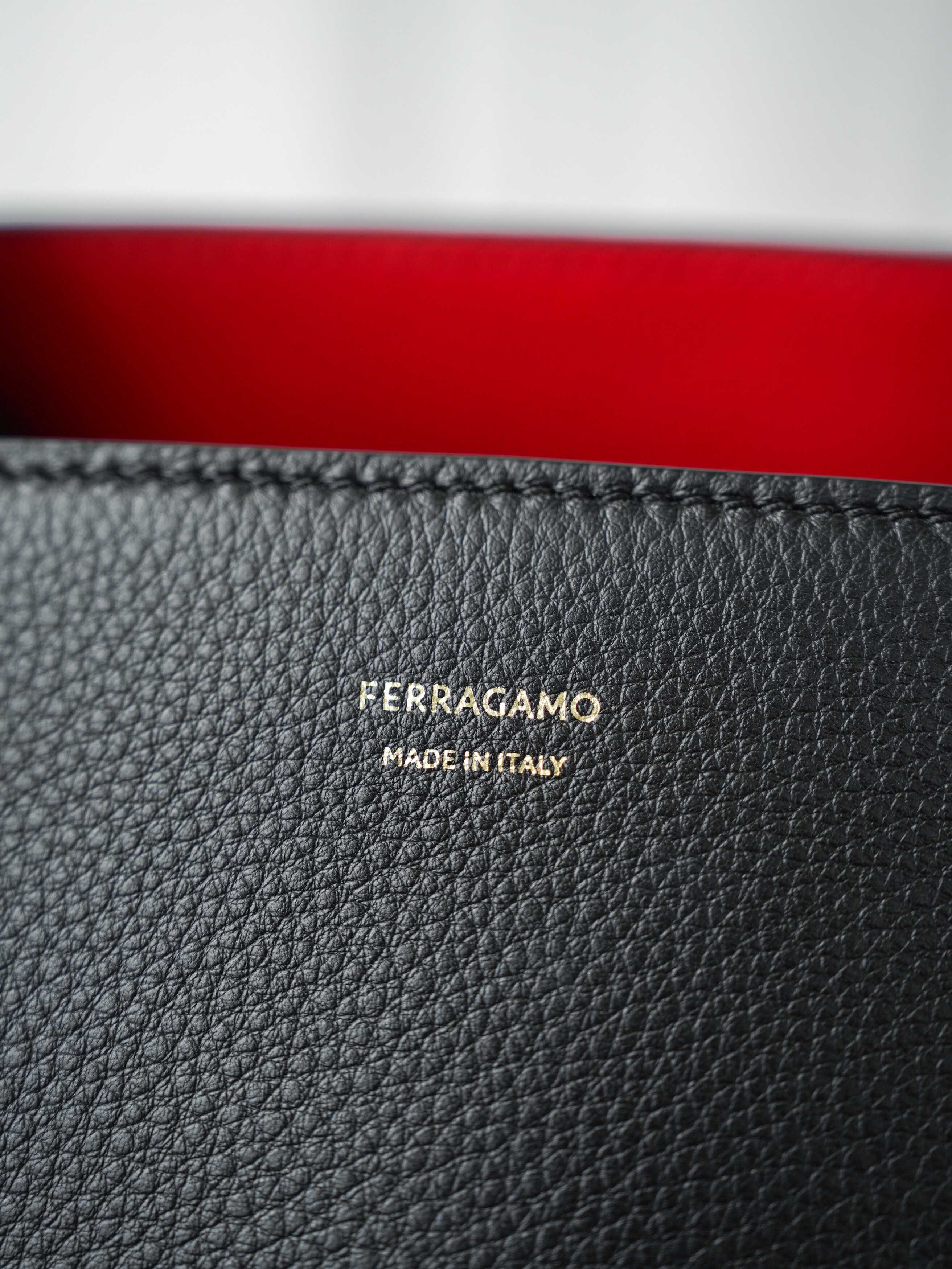 Ferragamo, the same model recommended by all the stars "hug bag" 205608💫The new "HUG" is translated as "hug" - Image 6