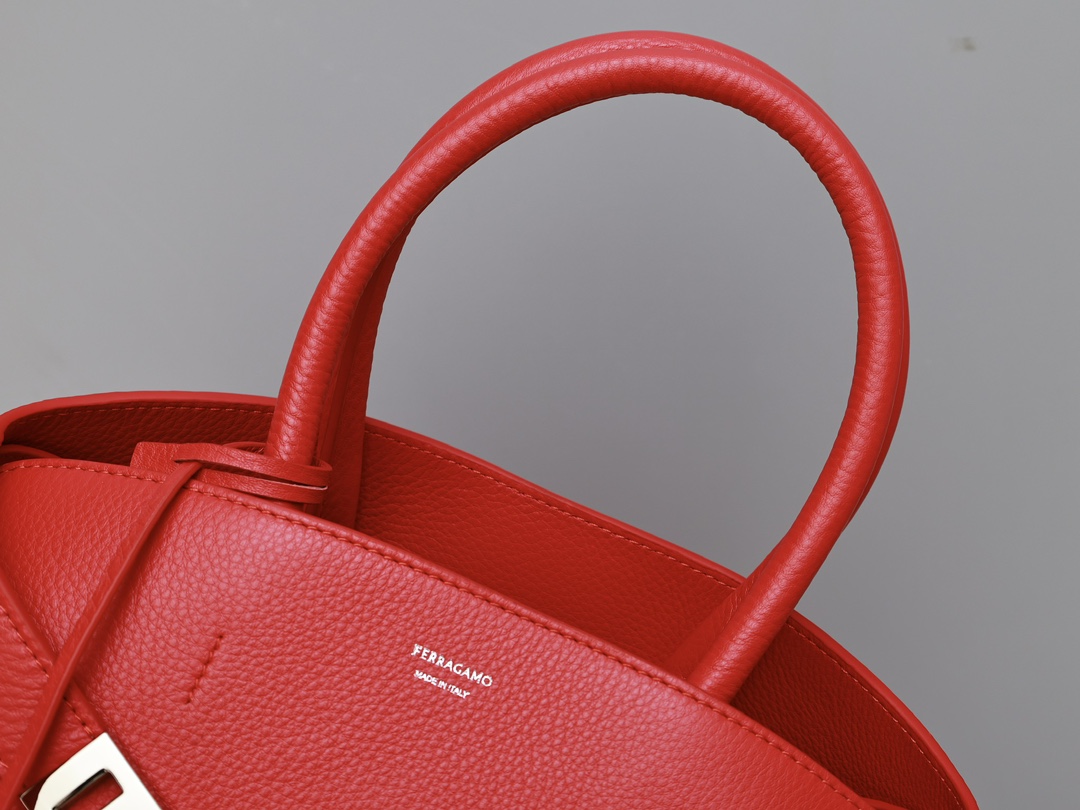🛍🛍The same style of Ferragamo stars recommends "Hug Bag" 205608💫The new "HUG" is translated as "hug" - Image 4