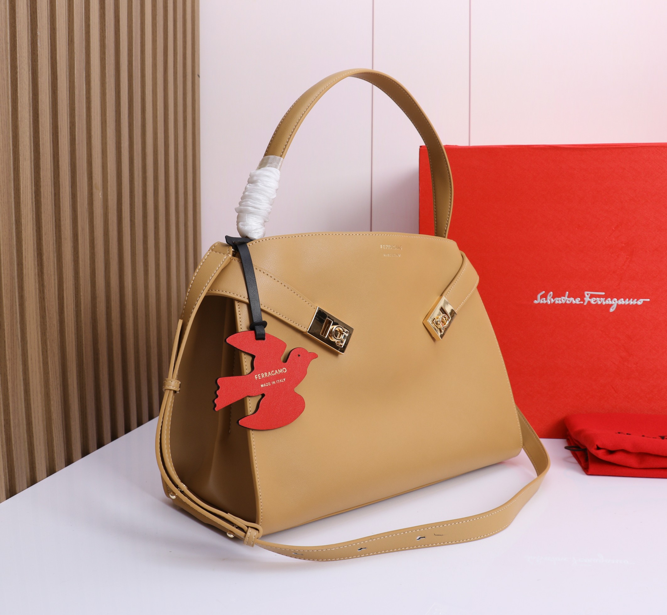 🛍🛍{Apricot/Red}Out FERRAGAM^Hug gloves The most popular bag in autumn and winter, Hug must have a place - Image 2