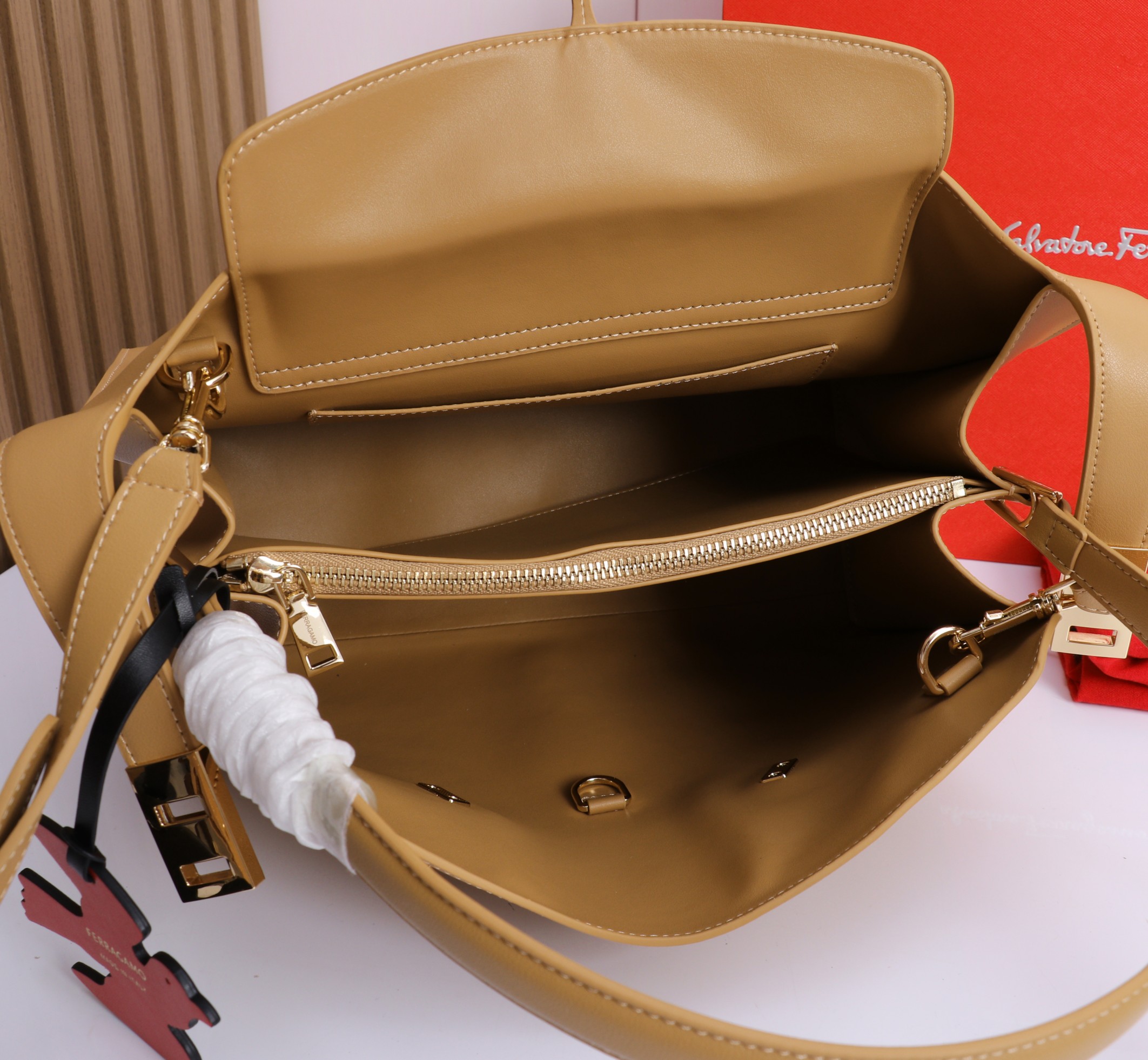 🛍🛍{Apricot/Red}Out FERRAGAM^Hug gloves The most popular bag in autumn and winter, Hug must have a place - Image 8