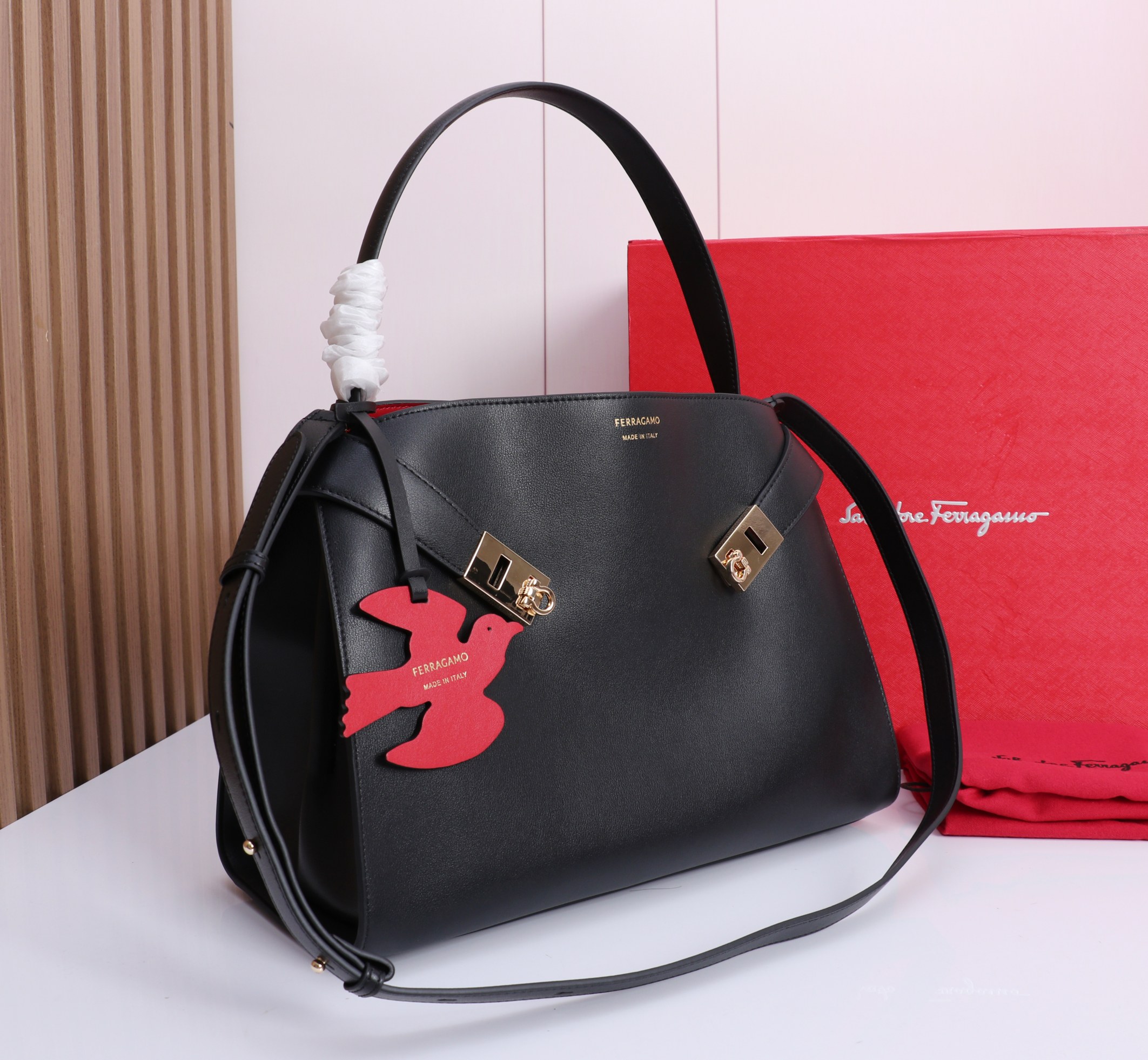 🛍🛍{Black/Red}Out FERRAGAM^Hug gloves The most popular bag in autumn and winter, Hug must have a place - Image 2