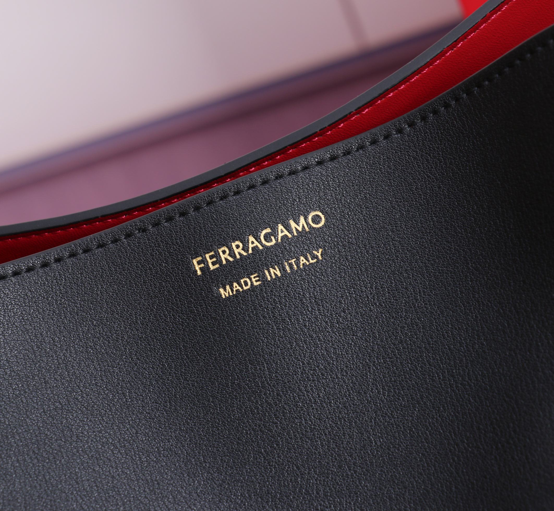 🛍🛍{Black/Red}Out FERRAGAM^Hug gloves The most popular bag in autumn and winter, Hug must have a place - Image 5
