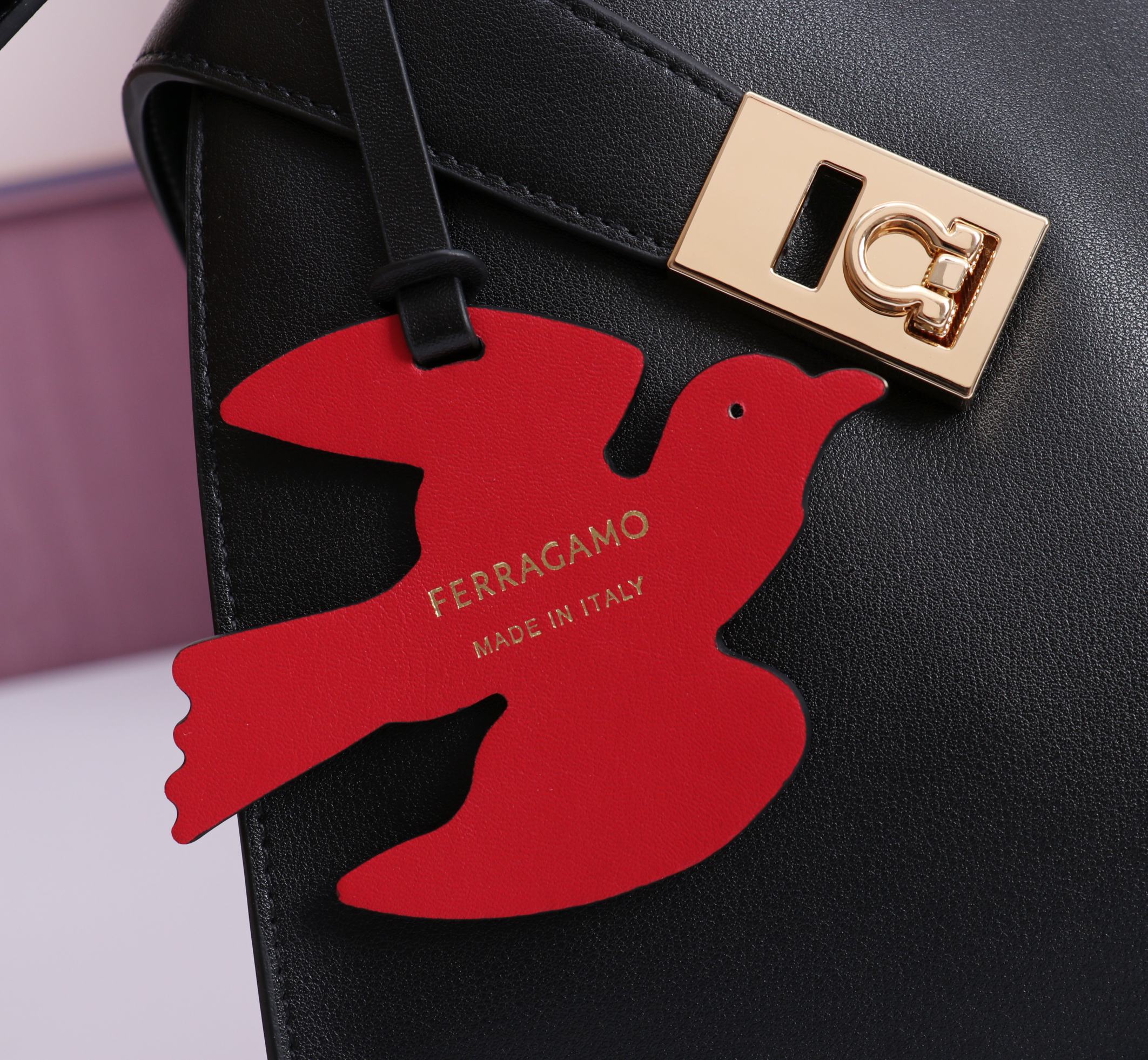 🛍🛍{Black/Red}Out FERRAGAM^Hug gloves The most popular bag in autumn and winter, Hug must have a place - Image 6