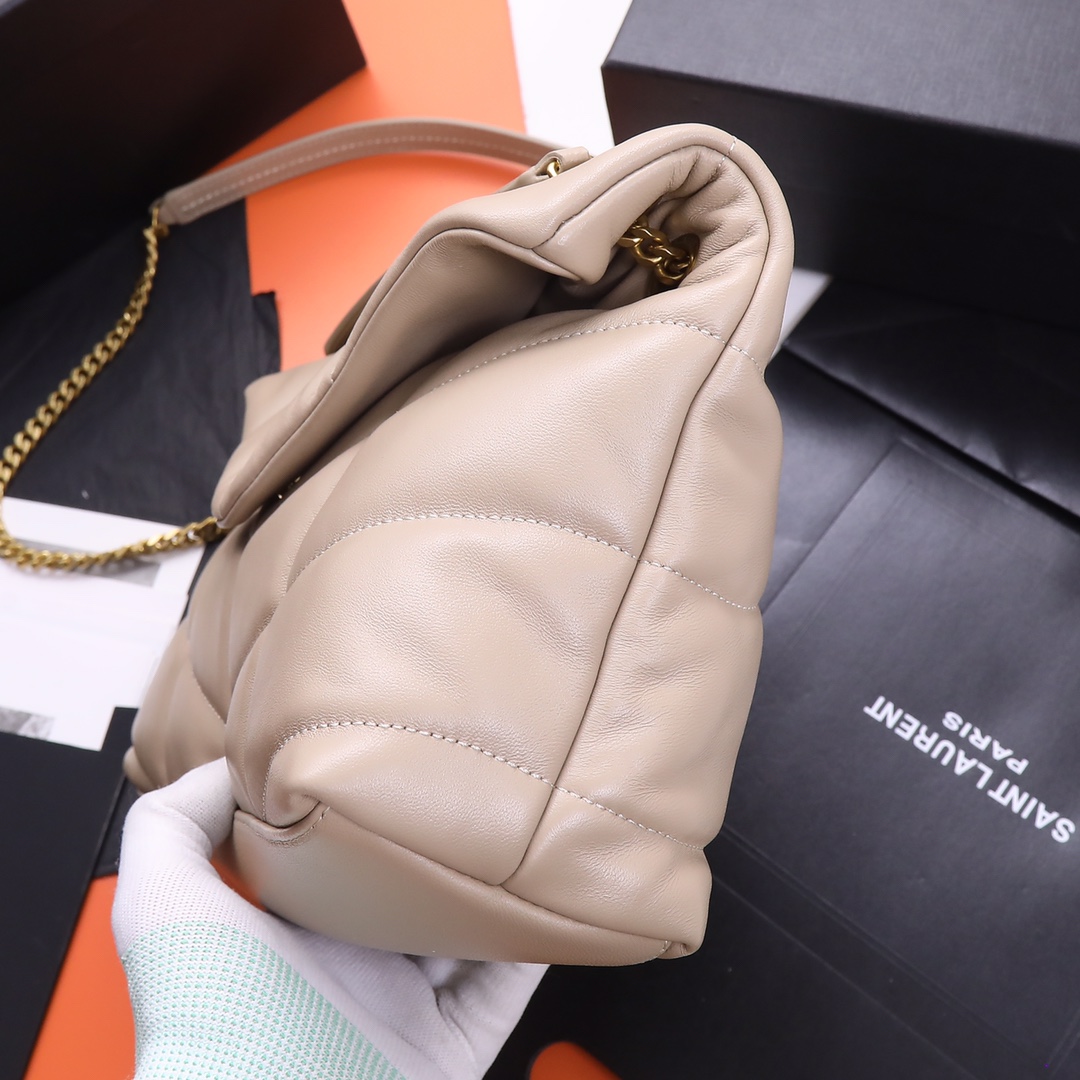 Exclusive real shot background】🔥Special original order🔥𝙇𝙤𝙪𝙡𝙤𝙪 𝙋𝙪𝙛𝙛𝙚𝙧_Quilted lambskin bag, made of 100% lambskin, feels soft and delicate, like embracing clouds☁️; the classic Y family logo, chain and buttonhole hardware are all made of old metal materials, giving a retro texture and chic - Image 2