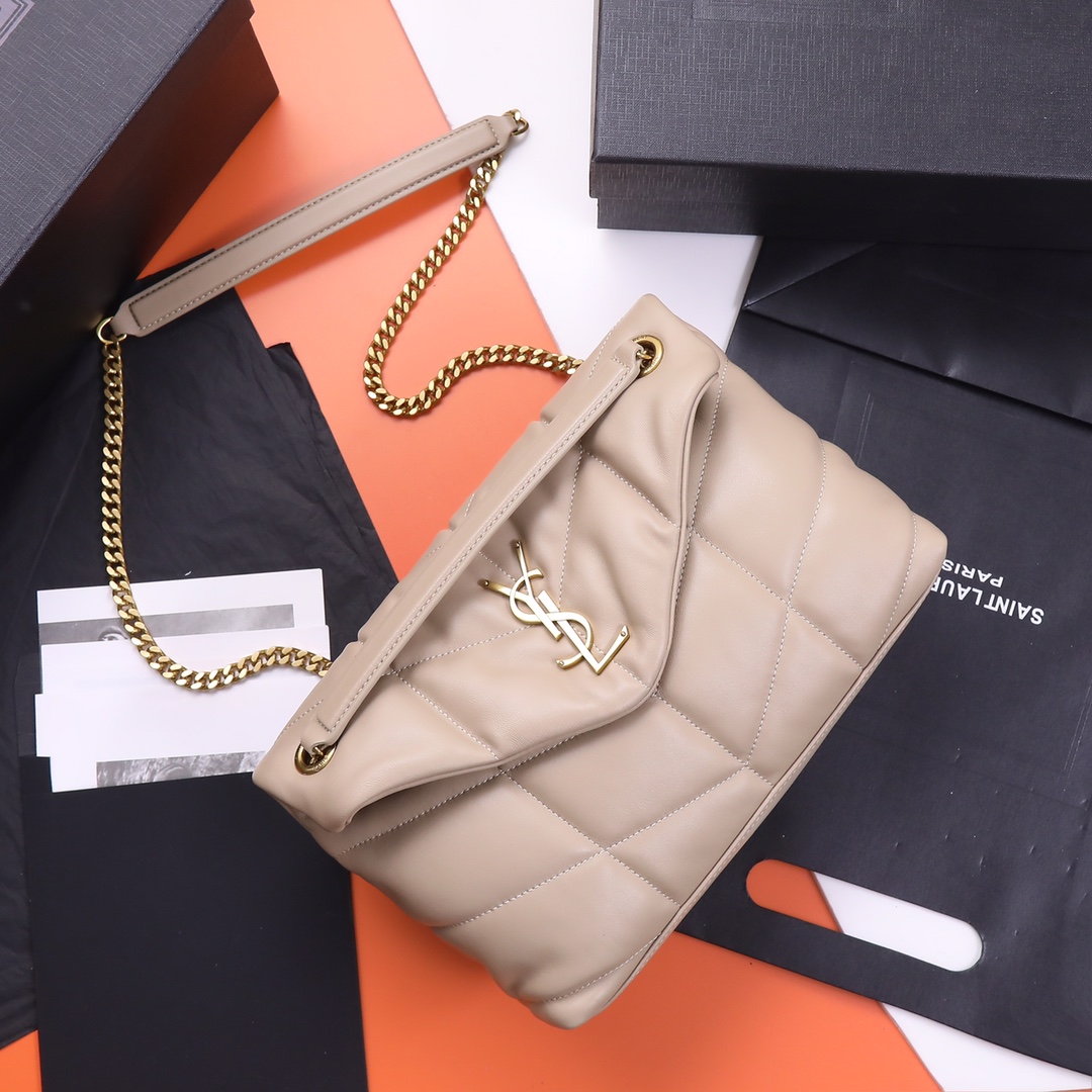 Exclusive real shot background】🔥Special original order🔥𝙇𝙤𝙪𝙡𝙤𝙪 𝙋𝙪𝙛𝙛𝙚𝙧_Quilted lambskin bag, made of 100% lambskin, feels soft and delicate, like embracing clouds☁️; the classic Y family logo, chain and buttonhole hardware are all made of old metal materials, giving a retro texture and chic