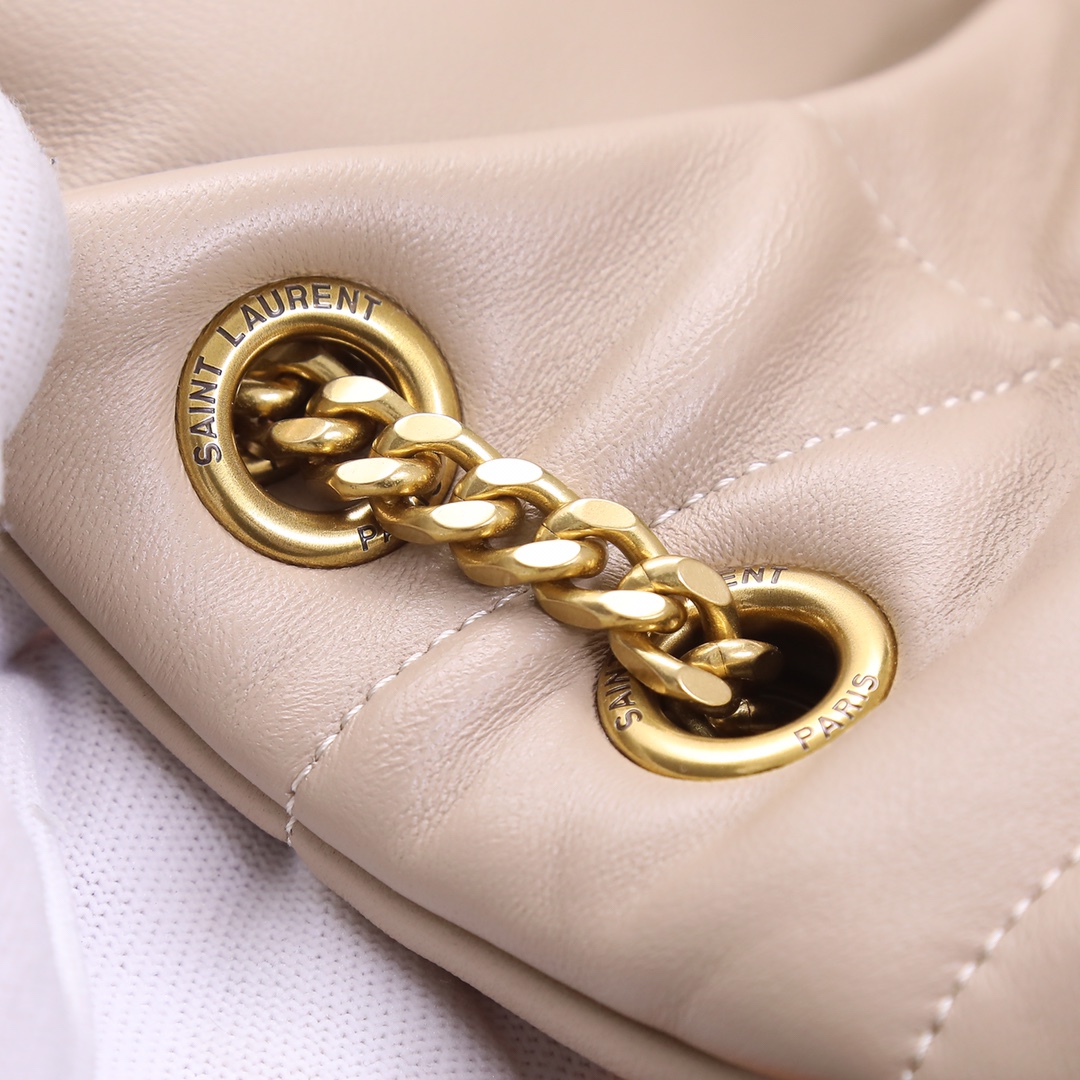 Exclusive real shot background】🔥Special original order🔥𝙇𝙤𝙪𝙡𝙤𝙪 𝙋𝙪𝙛𝙛𝙚𝙧_Quilted lambskin bag, made of 100% lambskin, feels soft and delicate, like embracing clouds☁️; the classic Y family logo, chain and buttonhole hardware are all made of old metal materials, giving a retro texture and chic - Image 5