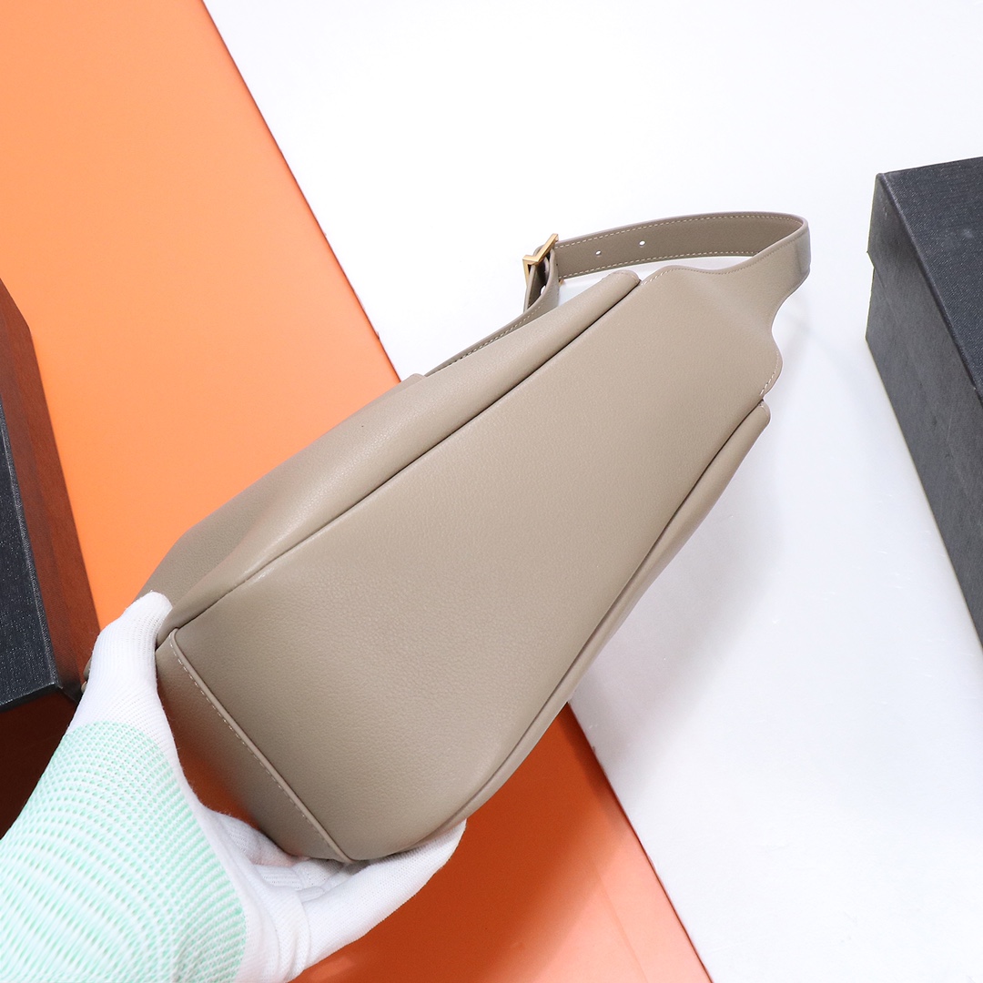 Premium original leather quality✅✅💄💄Model number: 713938 🆕New product shipped👏The popular LE 5A7 armpit bag♡The second-hand armpit bag that has become popular this year has always been very popular - Image 4