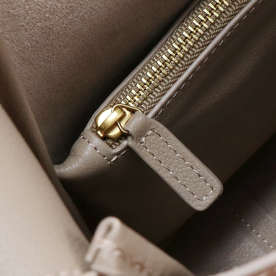 Premium original leather quality✅✅💄💄Model number: 713938 🆕New product shipped👏The popular LE 5A7 armpit bag♡The second-hand armpit bag that has become popular this year has always been very popular - Image 8