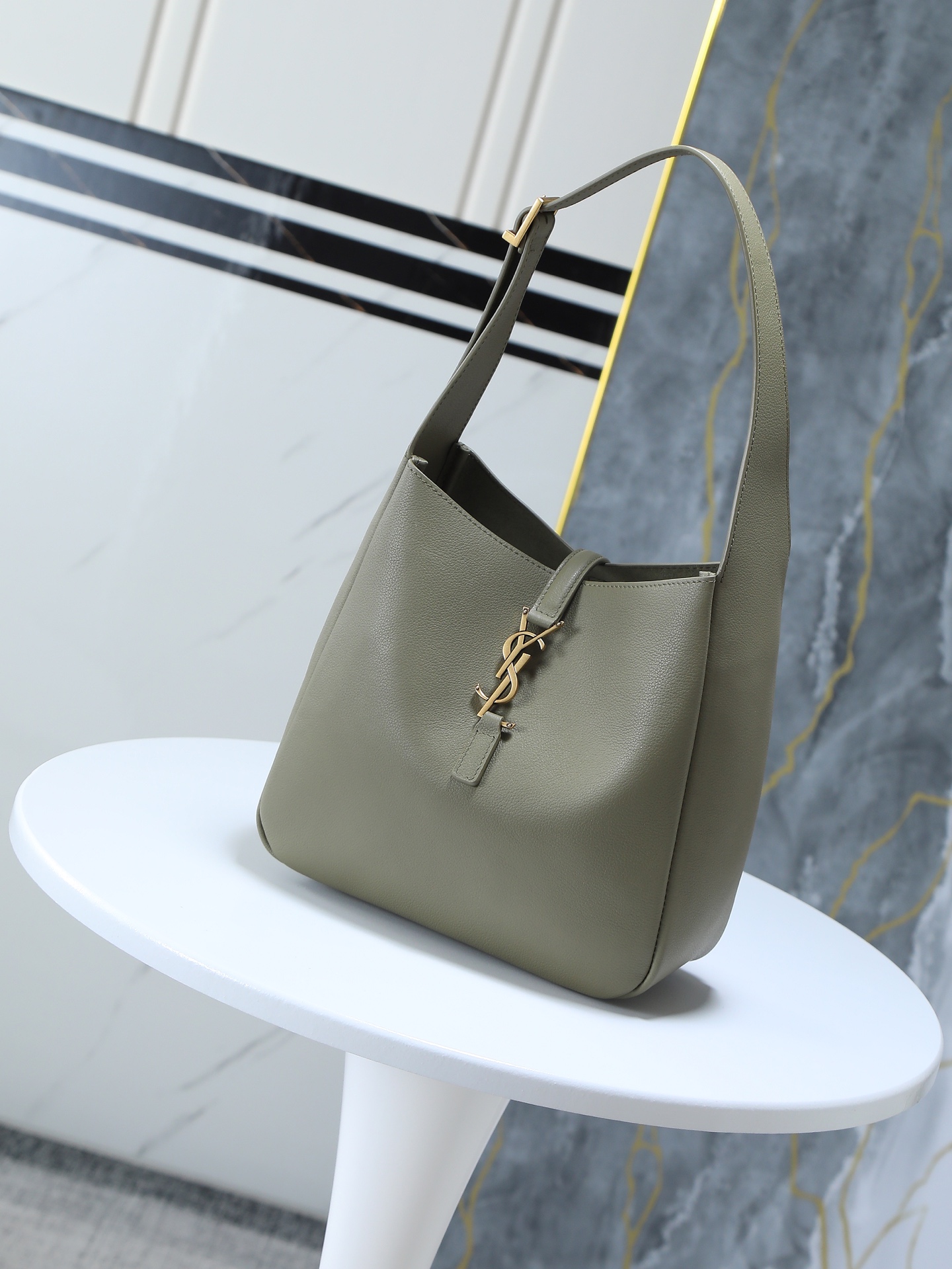 Premium original leather quality✅✅💄💄Model number: 713938 🆕New product shipped👏The popular LE 5A7 armpit bag♡The second-hand armpit bag that has become popular this year has always been very popular