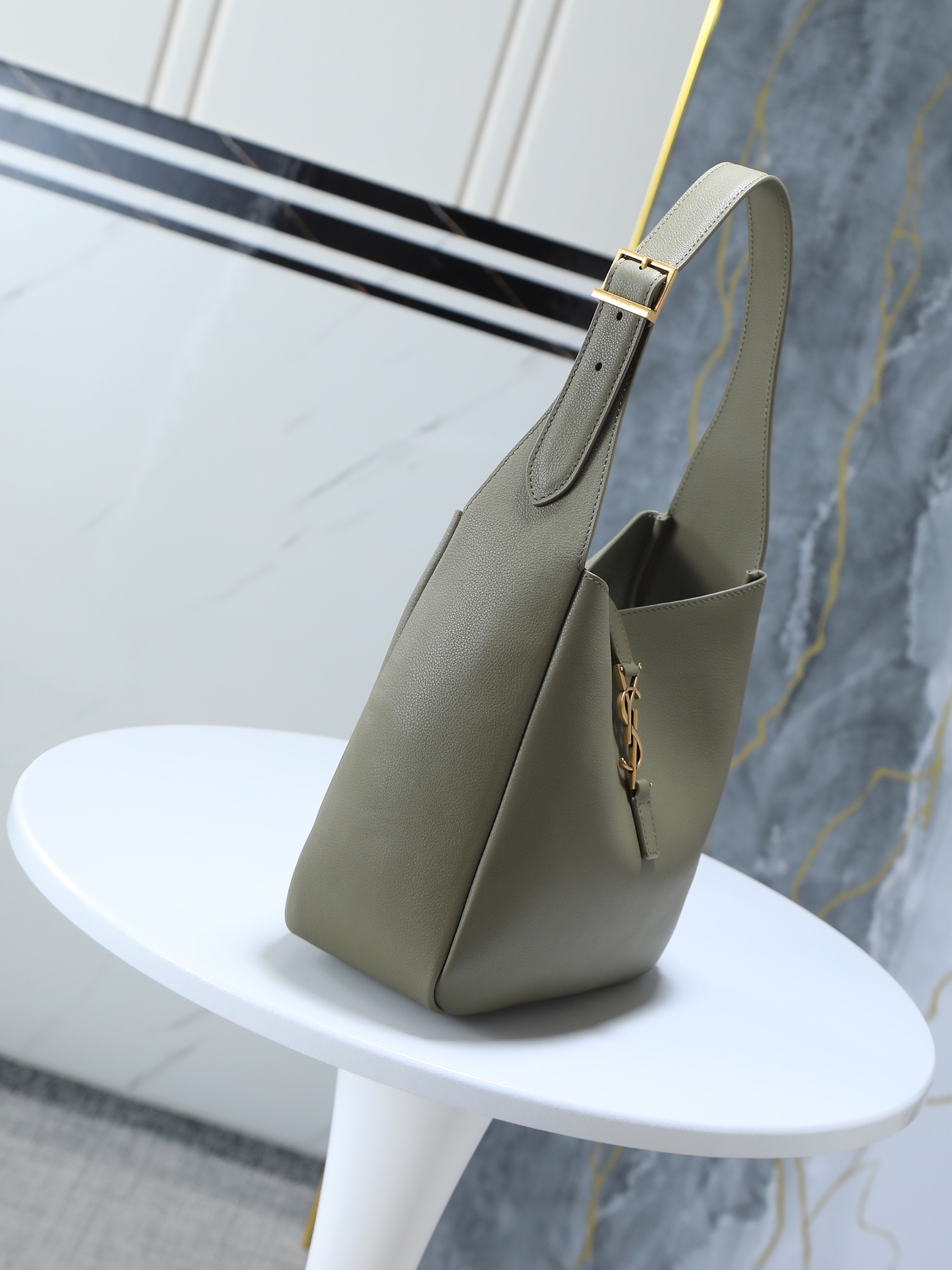 Premium original leather quality✅✅💄💄Model number: 713938 🆕New product shipped👏The popular LE 5A7 armpit bag♡The second-hand armpit bag that has become popular this year has always been very popular - Image 2