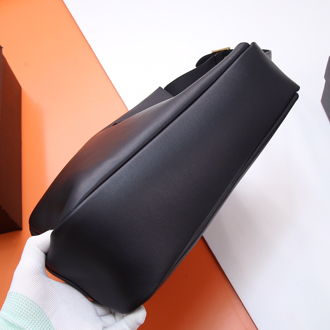 Special original leather quality 👏LE 5À7_Large size smooth leather soft handbag, same style as Korean star Hobo!! This year’s popular armpit bag Y Family is late but it’s here! ! The outline of the bag is simple and three-dimensional - Image 3