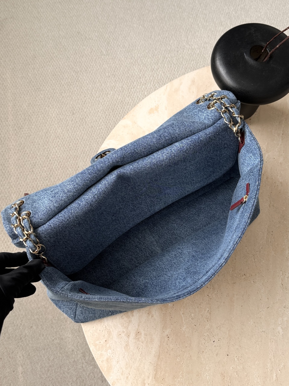 26a large mouth denim Bag shape: Large-sized flap bag, loose silhouette with a sense of relaxation, soft and stylish body, will not collapse due to contents - Image 6