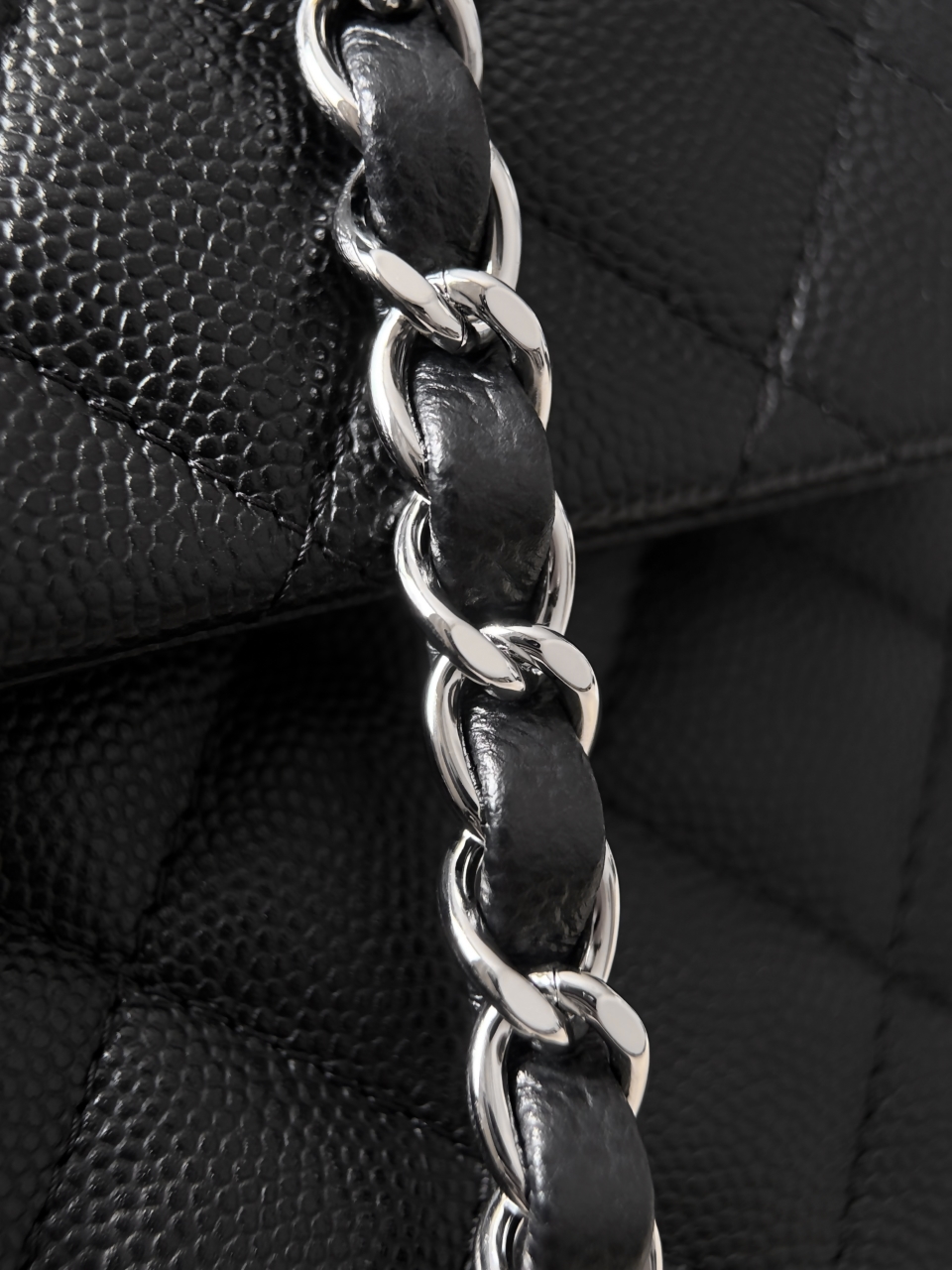 cf25 fine ball black silver (not) Bag shape: Diamond clamshell silhouette, clean design without edges, cleaner lines, weakening the sense of complexity, and highlighting the overall smoothness of the bag body - Image 9
