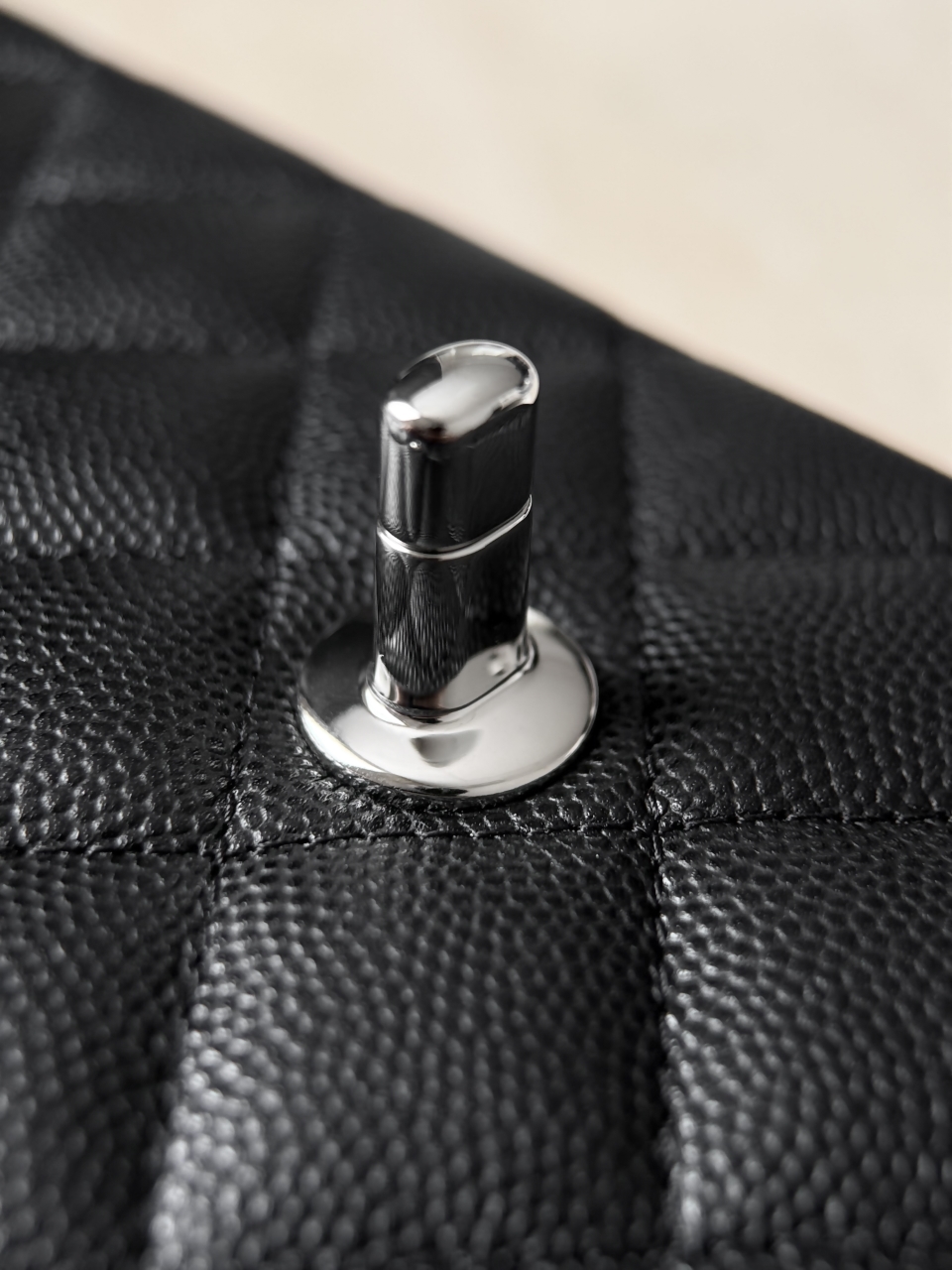 cf25 fine ball black silver (not) Bag shape: Diamond clamshell silhouette, clean design without edges, cleaner lines, weakening the sense of complexity, and highlighting the overall smoothness of the bag body - Image 10