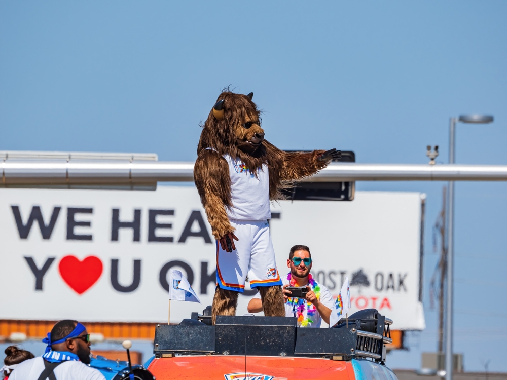 La mascota de Oklahoma City Thunder, en el desfile del orgullo de la ciudad. / Kit Leong, ID de la foto: 2171541993