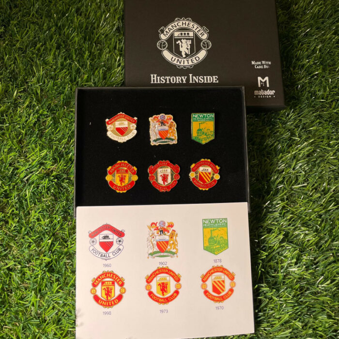 Manchester United logo Pins