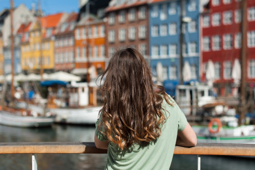 Una turista contemplando uno de los rincones más bonitos de Copenhague