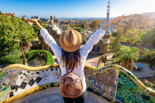 Una turista disfrutando de las vistas del parque Güell