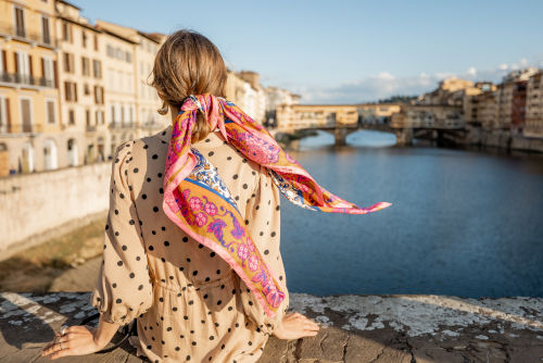 El río Arno rodeado de edificios en Florencia