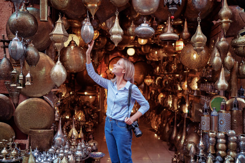 Una turista en el zoco de Marrakech